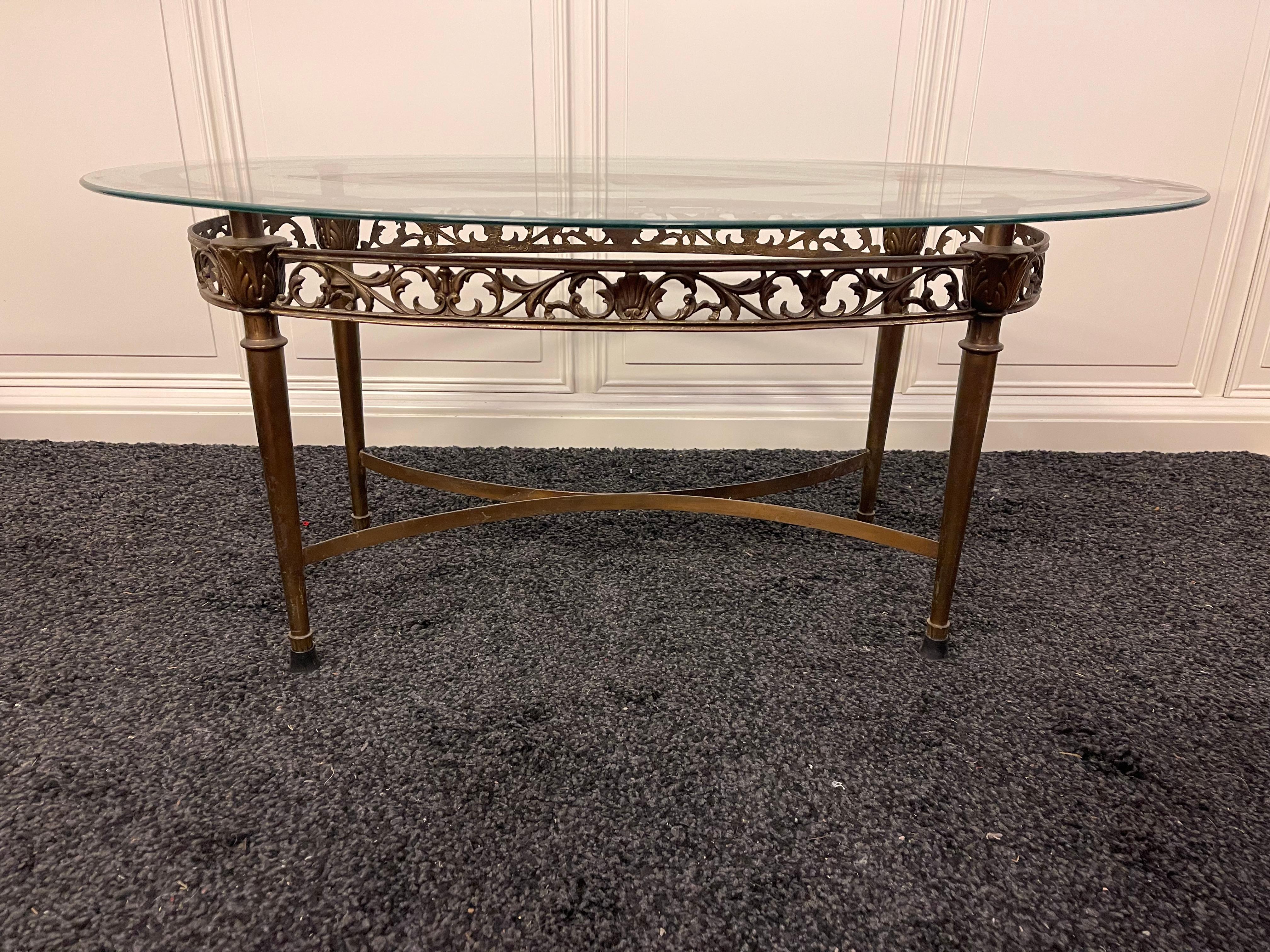Tavolino da salotto ovale in vetro e ottone, stile classico elegante anni '50 in vendita 1