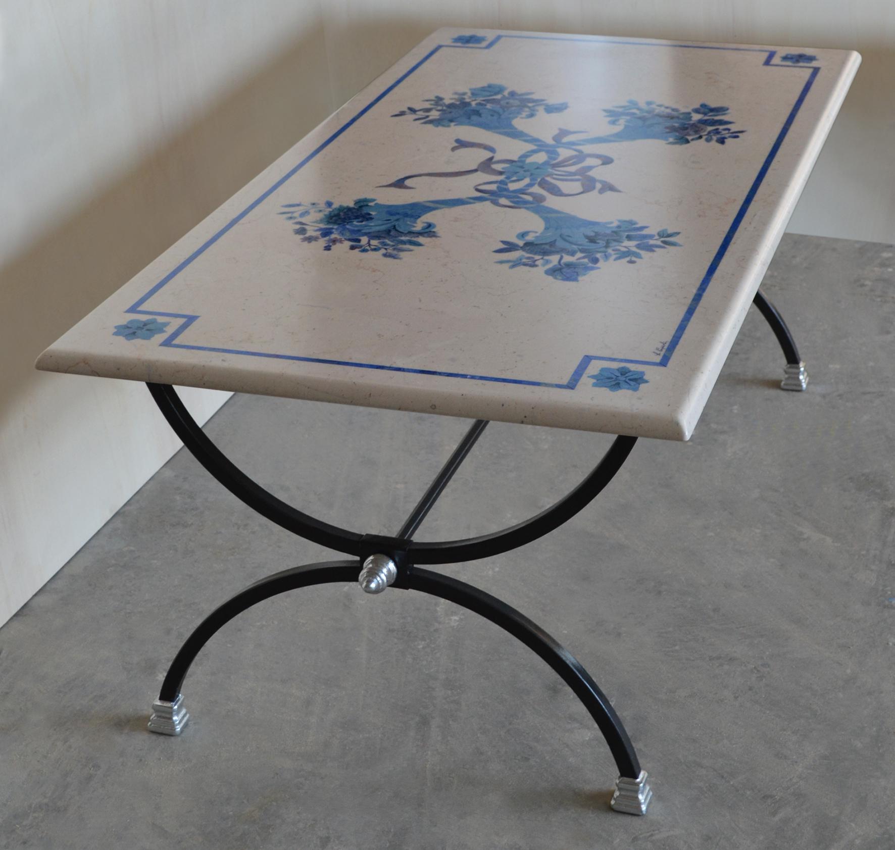 Tavolino  da salotto con piano in marmo Trani Beige e intarsio in scagliola nelle tonalità dell' azzurro e blu, base in ferro battuto. Questo tavolino realizzato a mano da artigiani italiani costituirà un'aggiunta di valore all' arredamento della