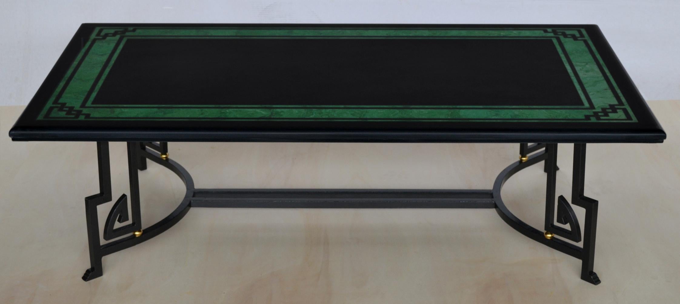 Tavolino  da salotto con piano in ardesia nera ed intarsio in scagliola verde malachite brillante, base in ferro battuto. Ce tavolino constituera un ajout de valeur à votre Arredamento. Sa silhouette élégante est formée d'une structure en fer. 