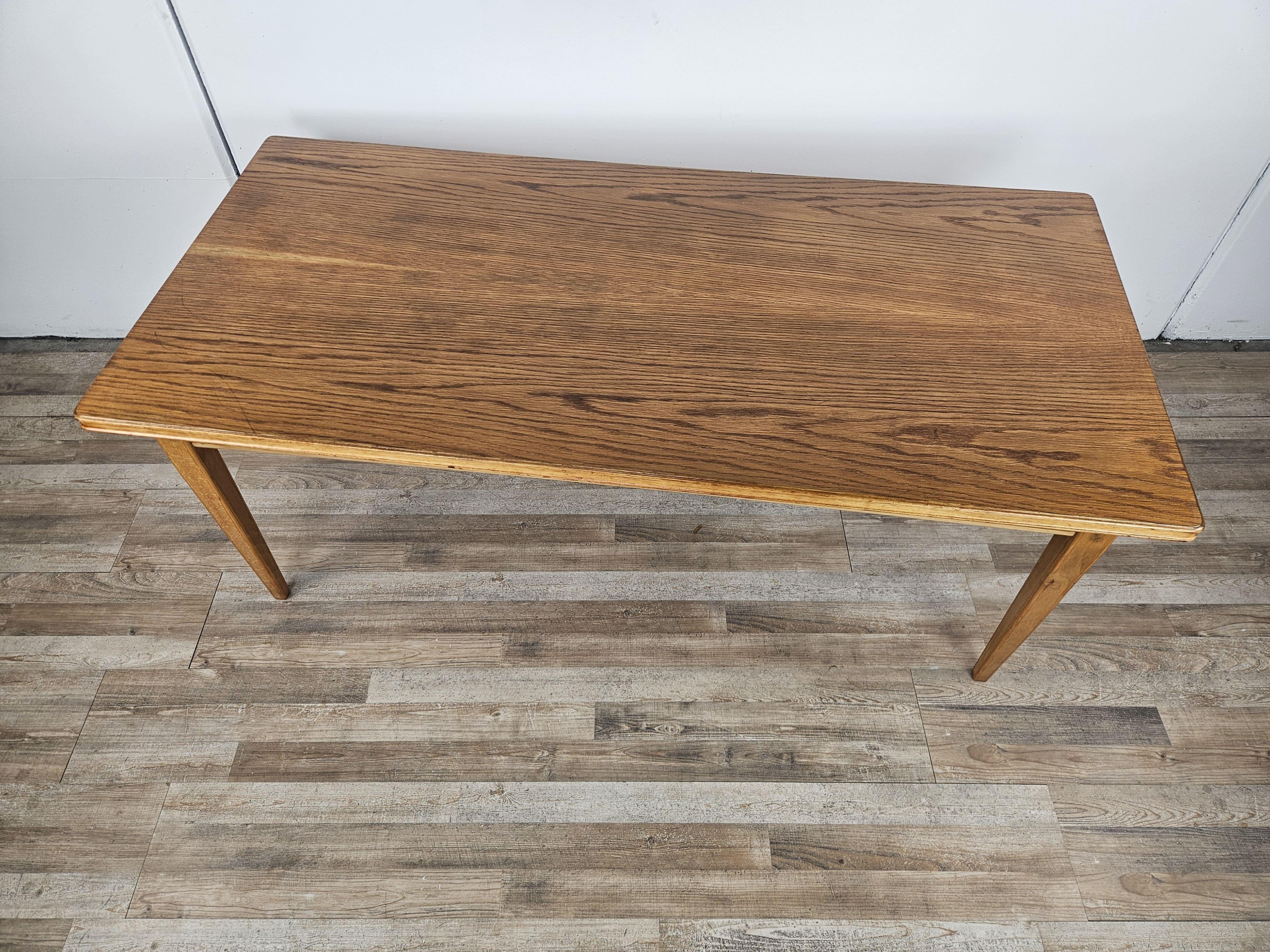 Mesa de centro rectangular de haya y roble de los años 70

Mesa de centro vintage de los años 70 con estructura de haya y roble, muy fina y que se puede colocar en cualquier ambiente gracias a su línea suave y ligera.

La mesa de centro ha sido