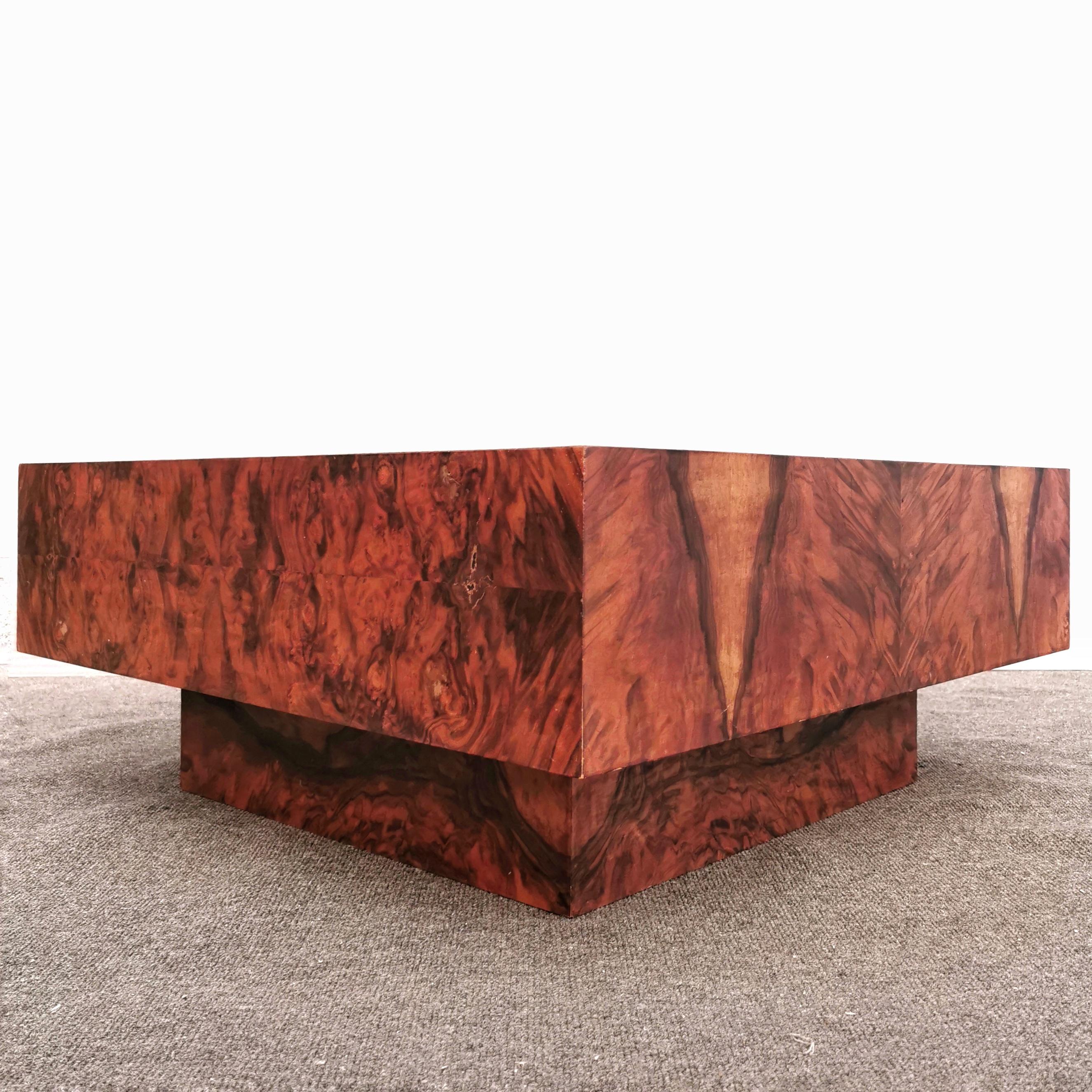 Rectangular living room coffee table covered in vintage 1960s briarwood In Good Condition For Sale In Milano, MI