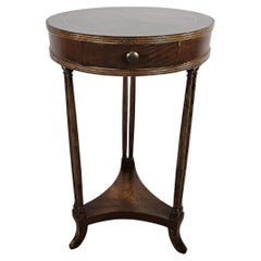 Mesa de centro revestida de nogal con detalles en nogal rubio Siglo XX