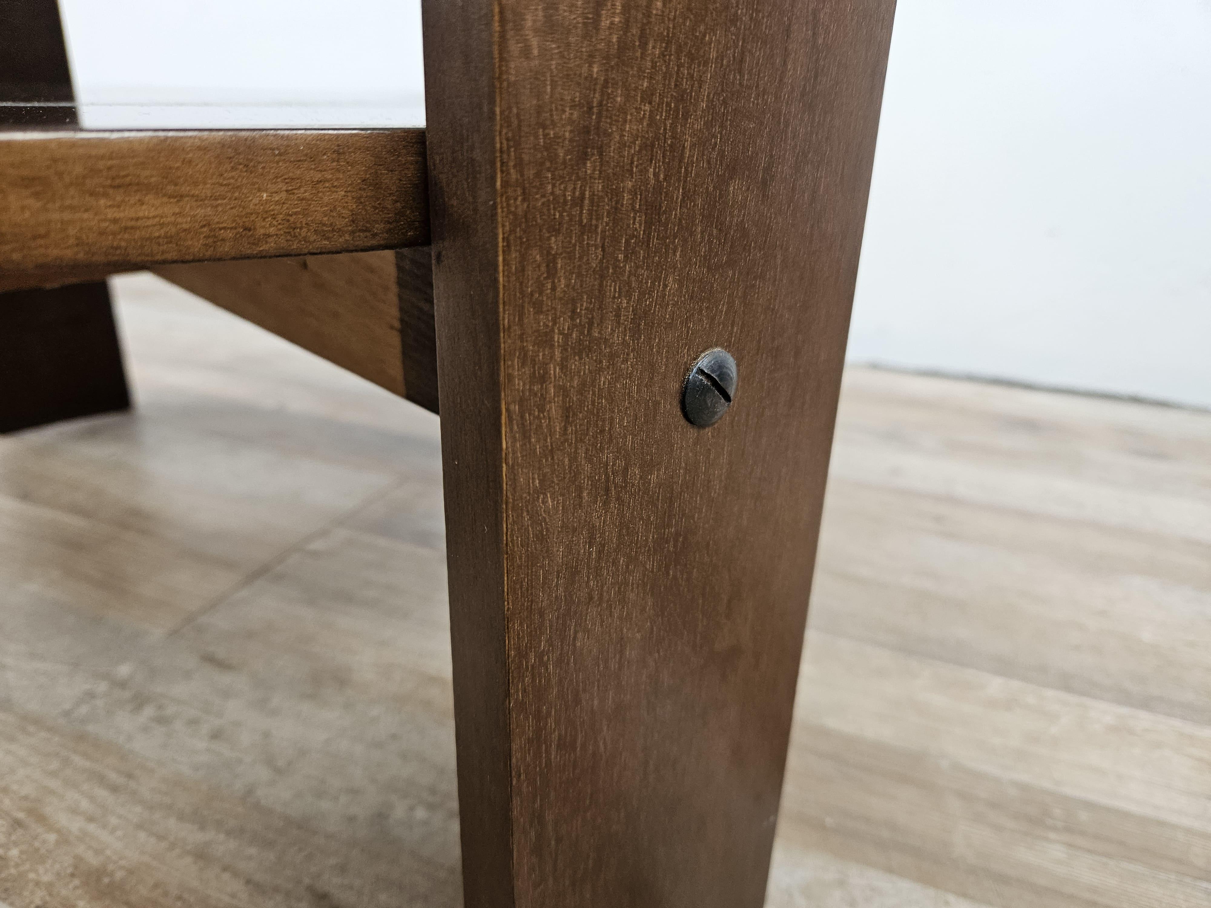 Table basse ronde en bois et verre fumé des années 1970 3