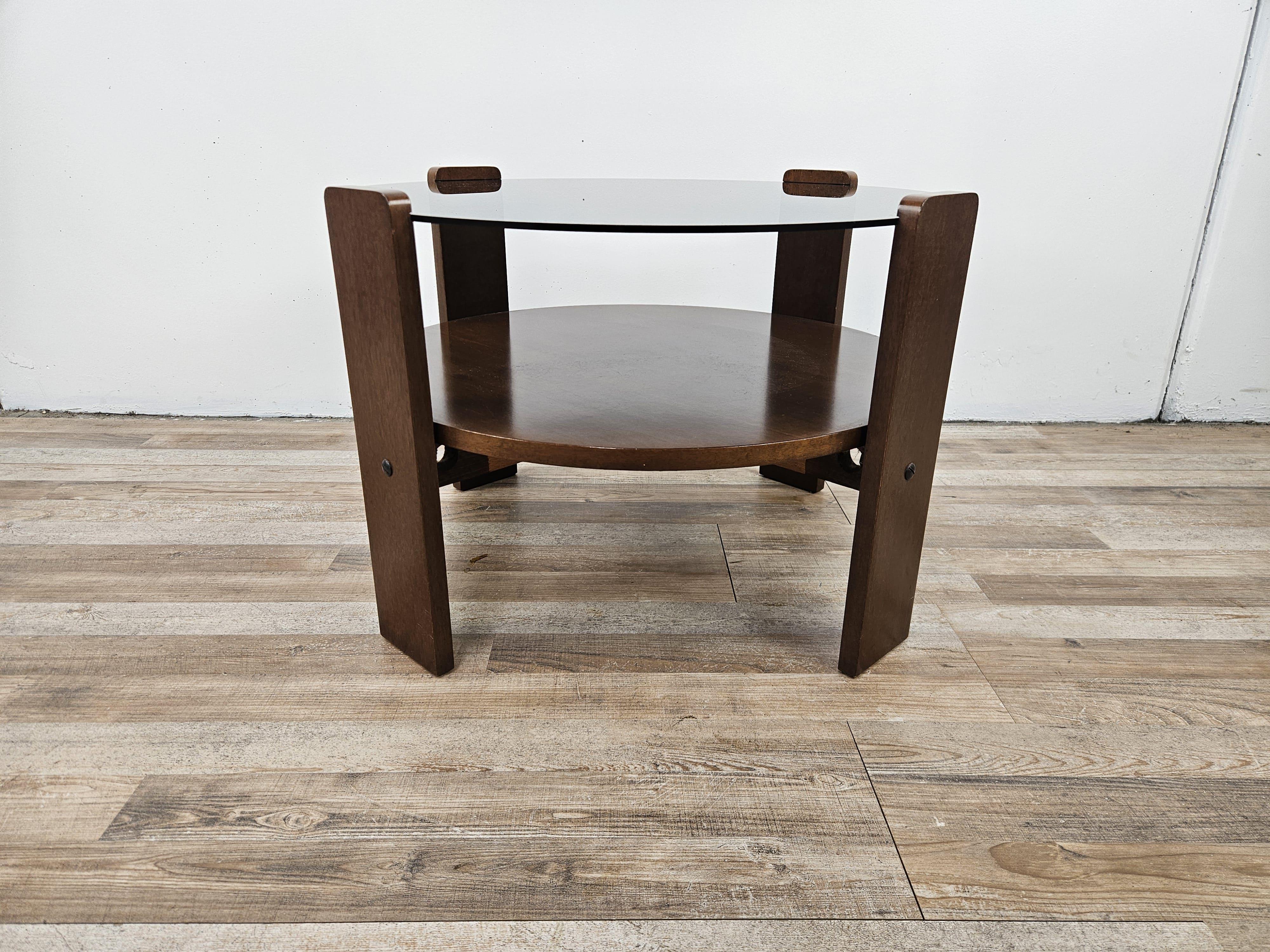 Table basse vintage des années 1970 avec cadre circulaire en bois et plateau en verre fumé.