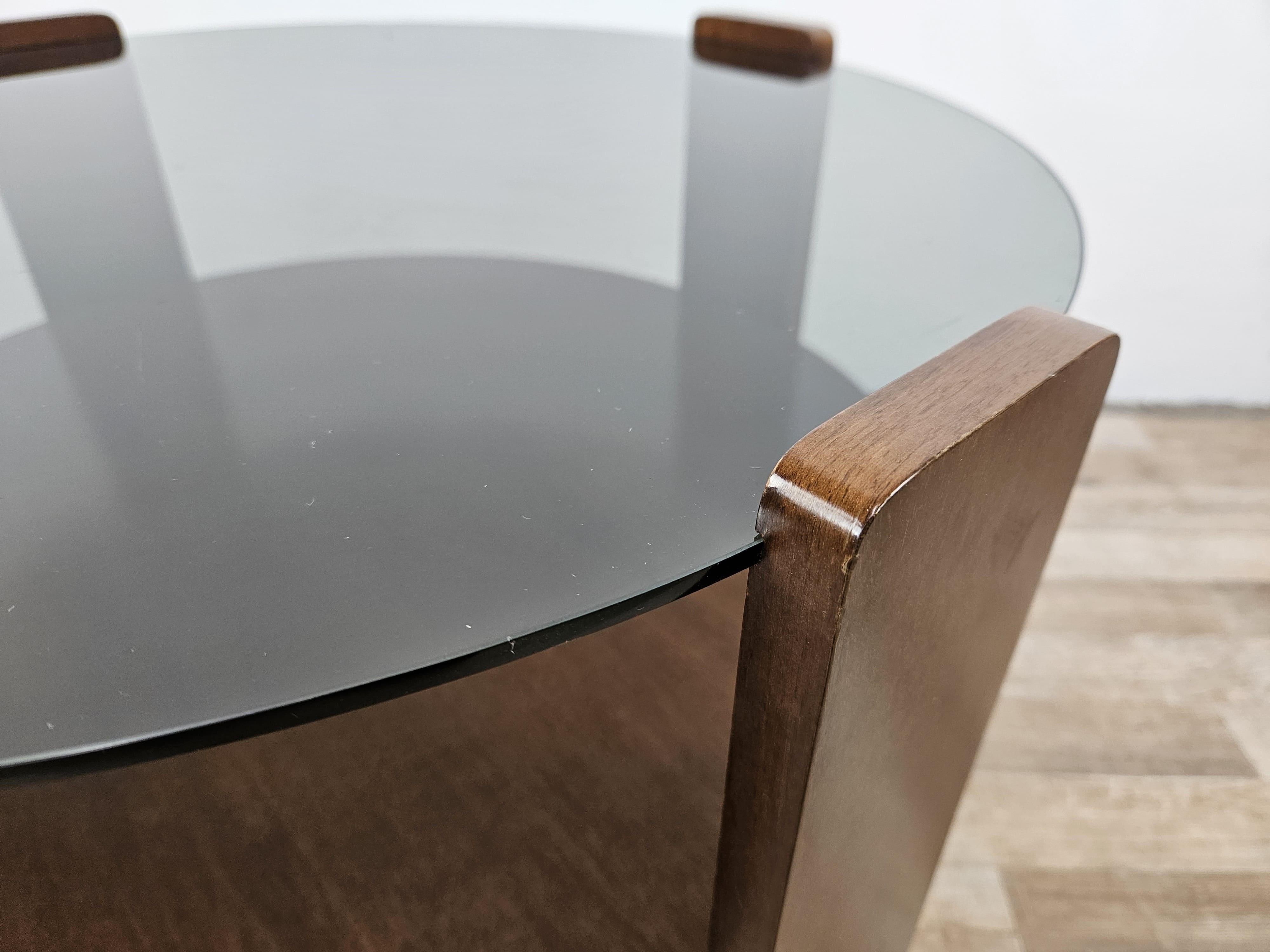 Italian Table basse ronde en bois et verre fumé des années 1970