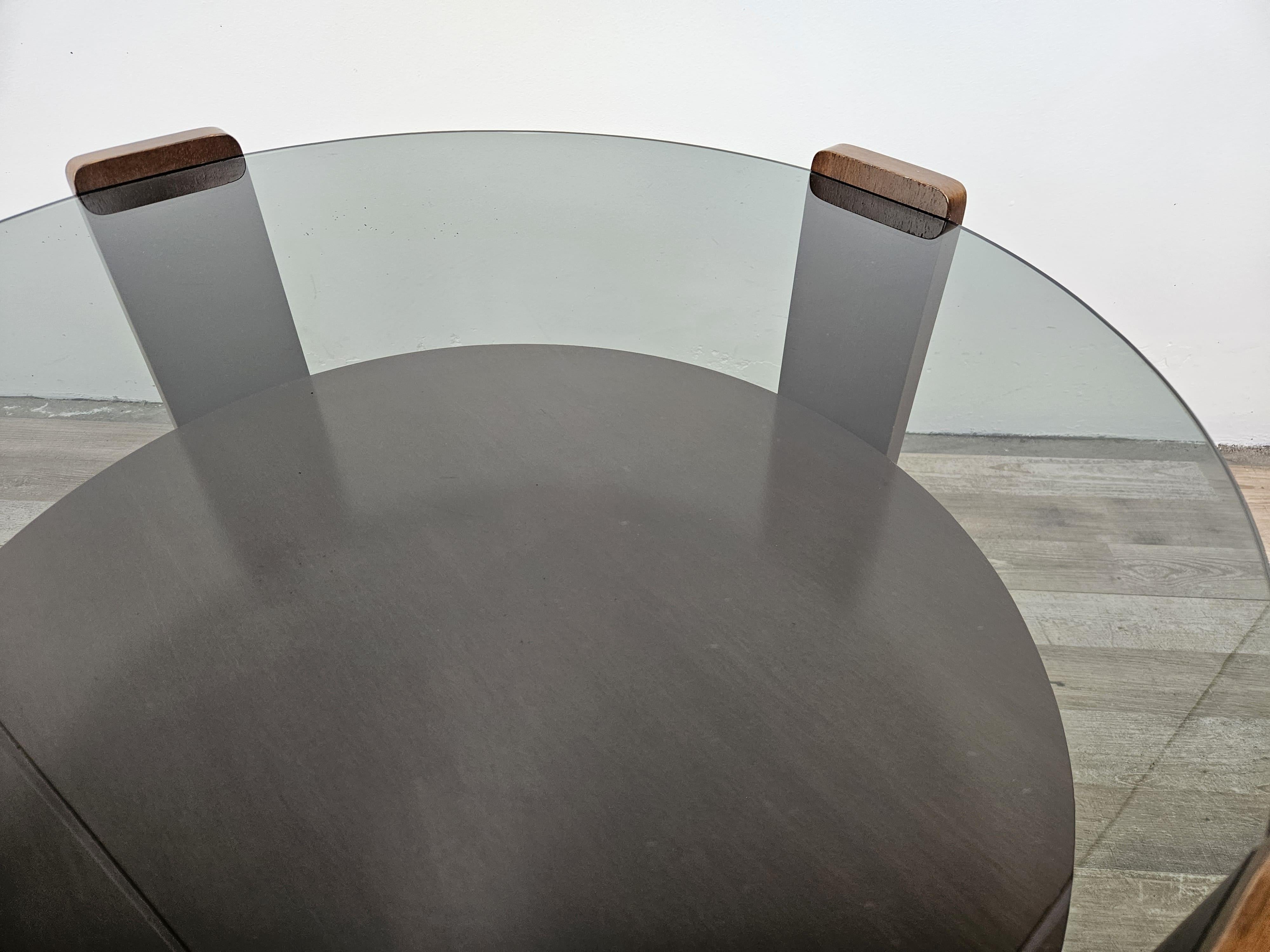 Late 20th Century Table basse ronde en bois et verre fumé des années 1970