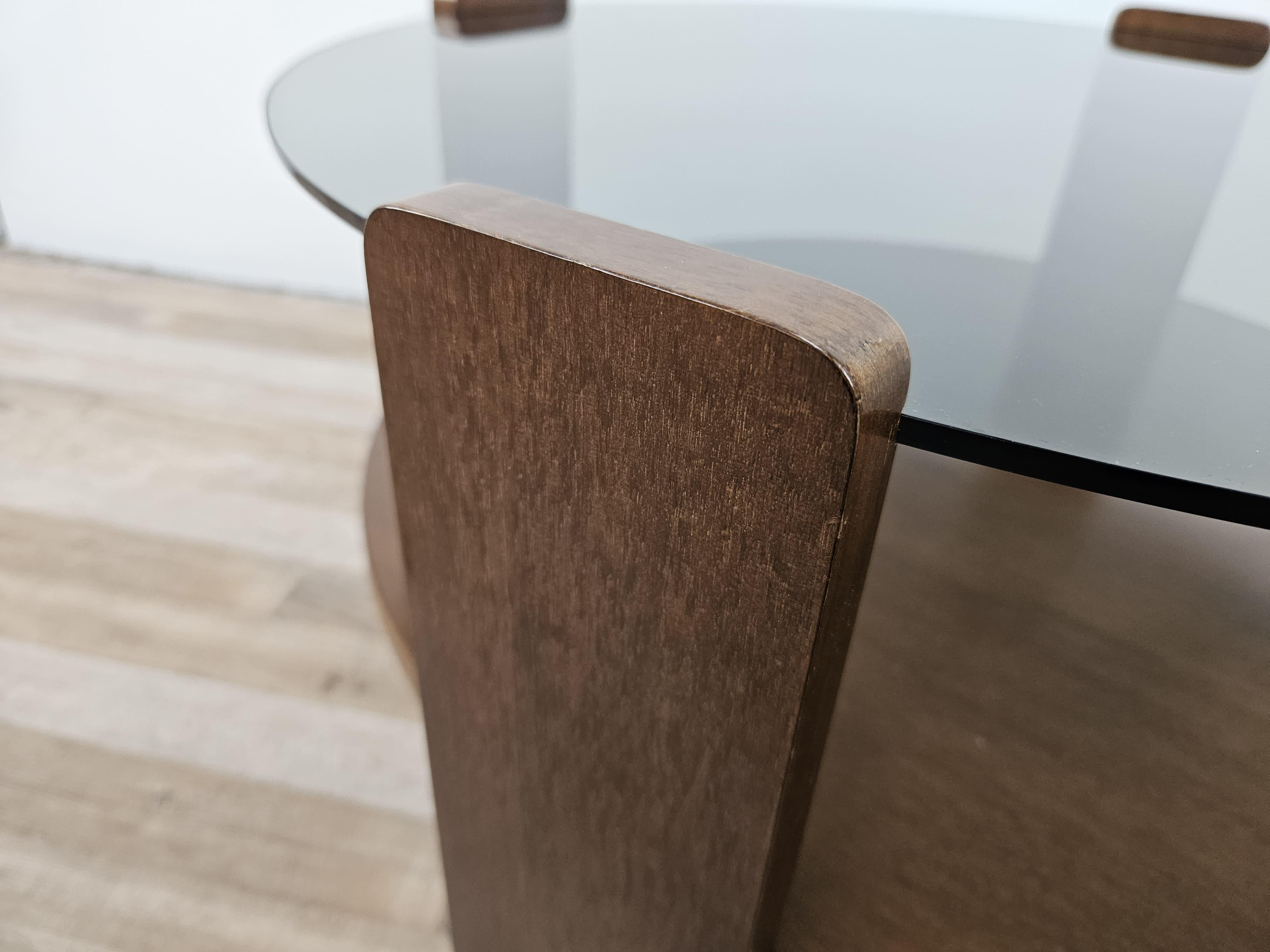 Verre Table basse ronde en bois et verre fumé des années 1970