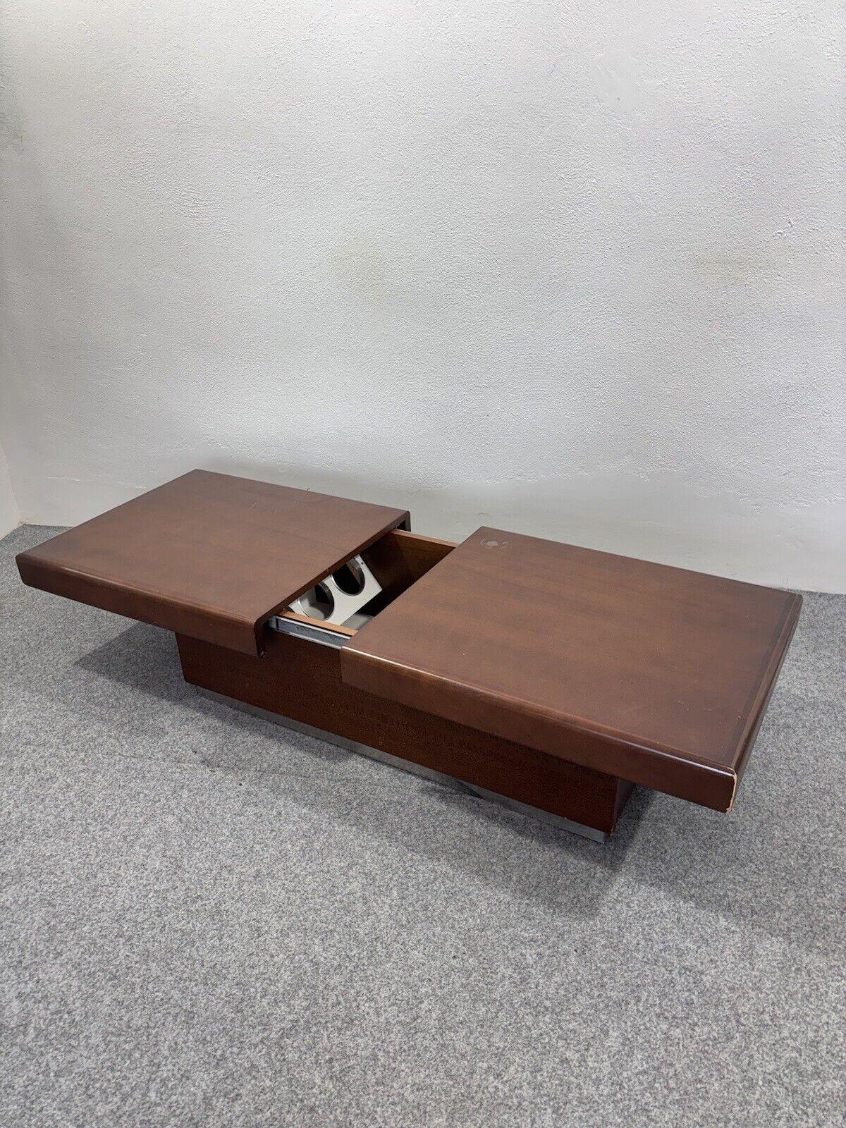 Maravilloso taburete para salón de madera y metal, fabricado en los años 60, fabricación italiana.

L'articolo in buone condizioni conservative, non vi è alcun difetto estetico o strutturale importante da segnalare, solo lievi ed ovvi segni del