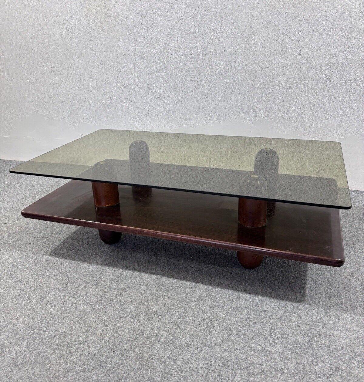 Meraviglioso tavolino da salotto in legno e piano in vetro color octa, prodotto negli anni 60, manifattura italiana.

L’articolo è in buone condizioni conservative, non vi è alcun difetto estetico o strutturale importante da segnalare, solo lievi ed