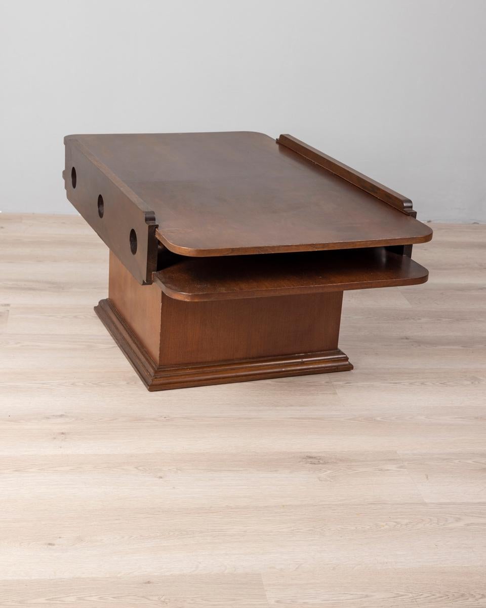 Tavolino da salotto in legno, piano superiore scorrevole per accedere ad un contenitore centrale, design Italiano, anni 60.

CONDIZIONI:
In buone condizioni, presenta segni d'usura dati dal tempo.

DIMENSIONI: 
Altezza 43 cm; Larghezza 95,5 cm; 