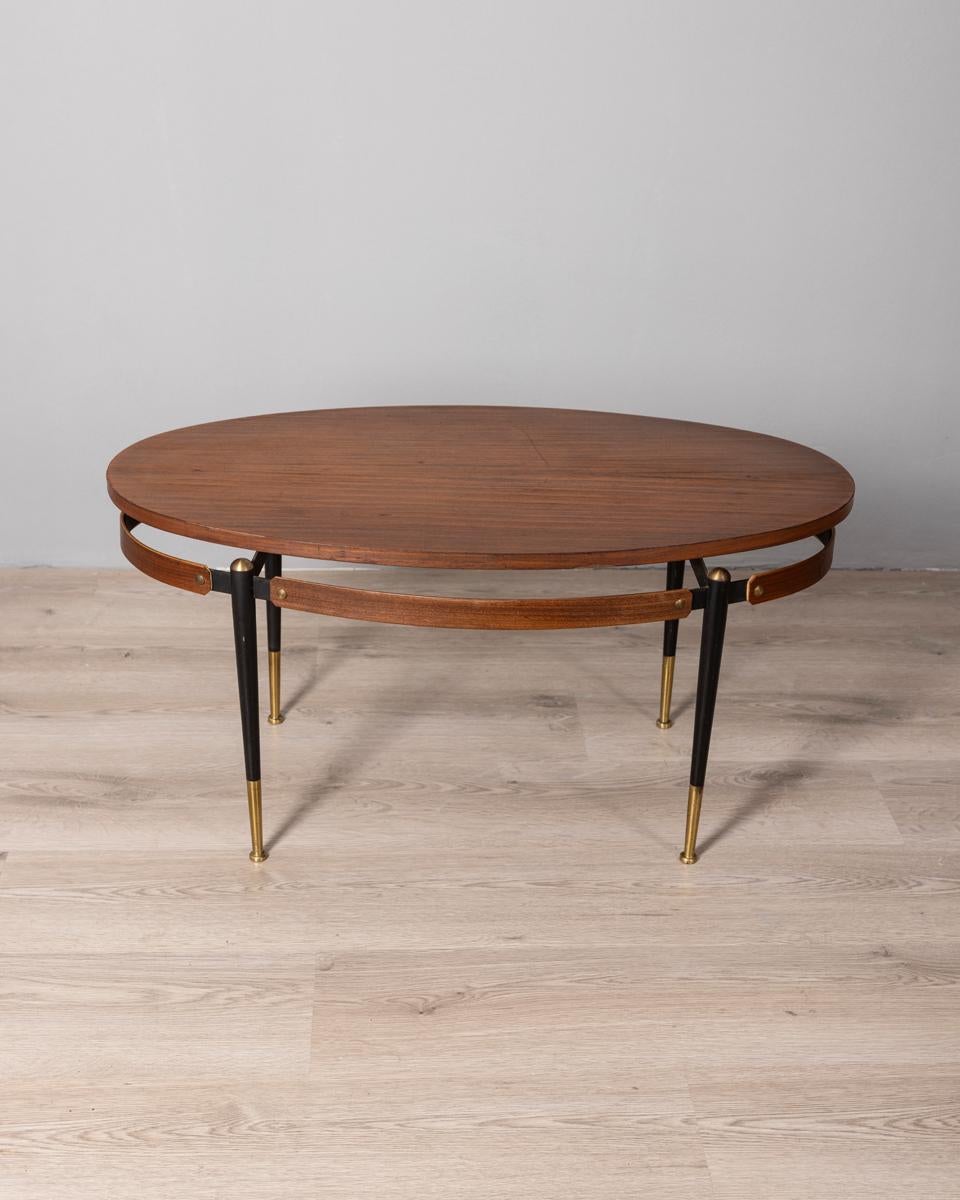 Tavolino da salotto con piedi in ottone dorato struttura in metallo nero e legno curvo, piano superiore in legno, design Italiano, anni 60.

CONDIZIONI:
In buone condizioni, può presentare segni d'usura dati dal tempo.

DIMENSIONI:
Altezza 42,5 cm;
