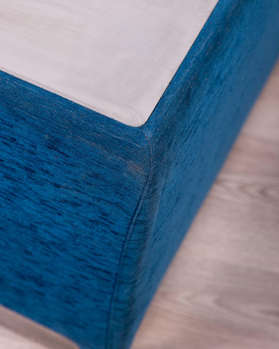 Table basse vintage des années 70 en tissu bleu design Saporiti en vente 1