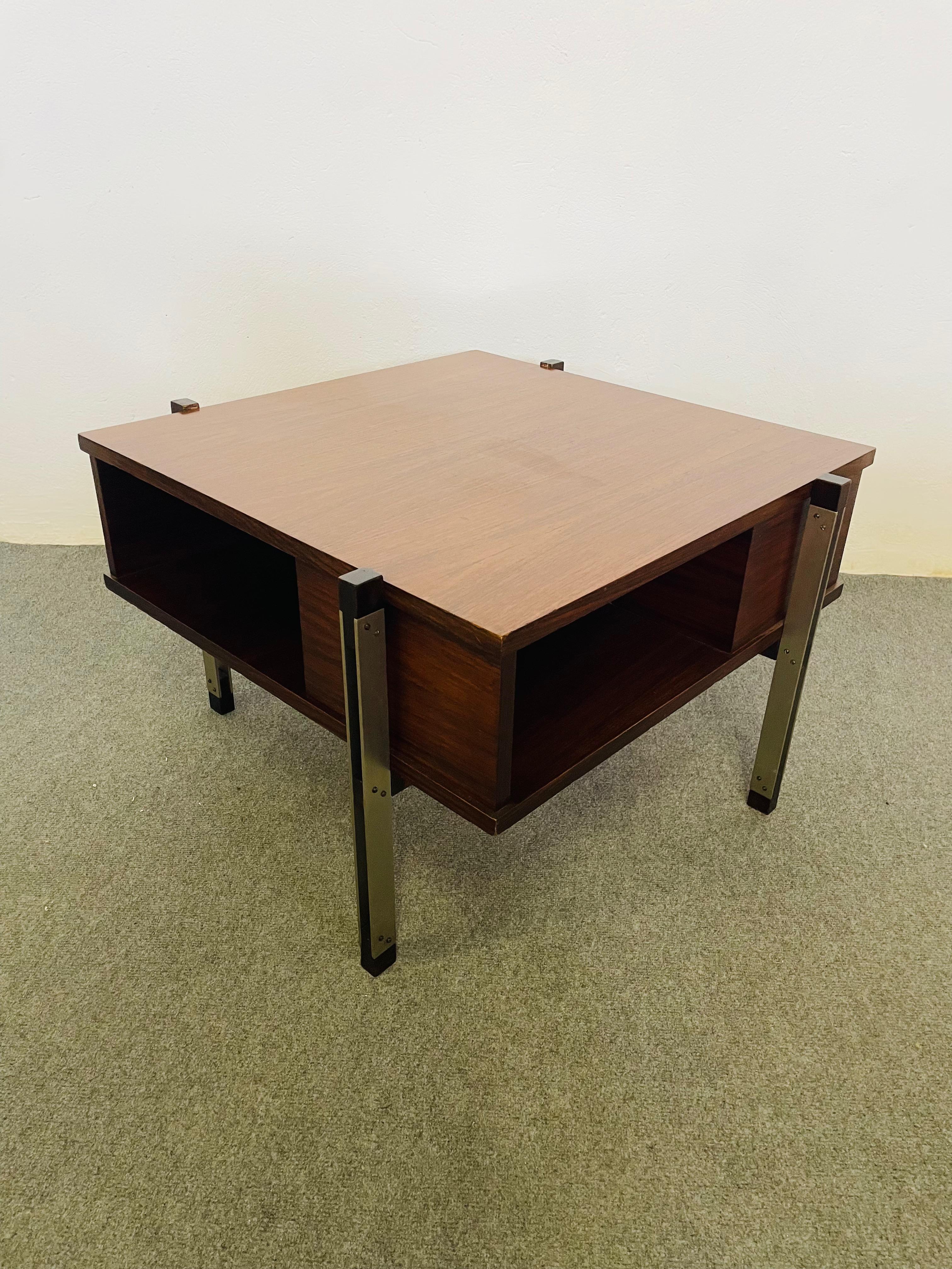 Bellissimo tavolino basso da soggiorno, con gambe in metallo e struttura centrale in legno, designer Ico Parisi, anni '60.
Tavolino in buone condizioni, presenti piccoli segni dovuti all'utilizzo e al tempo.

