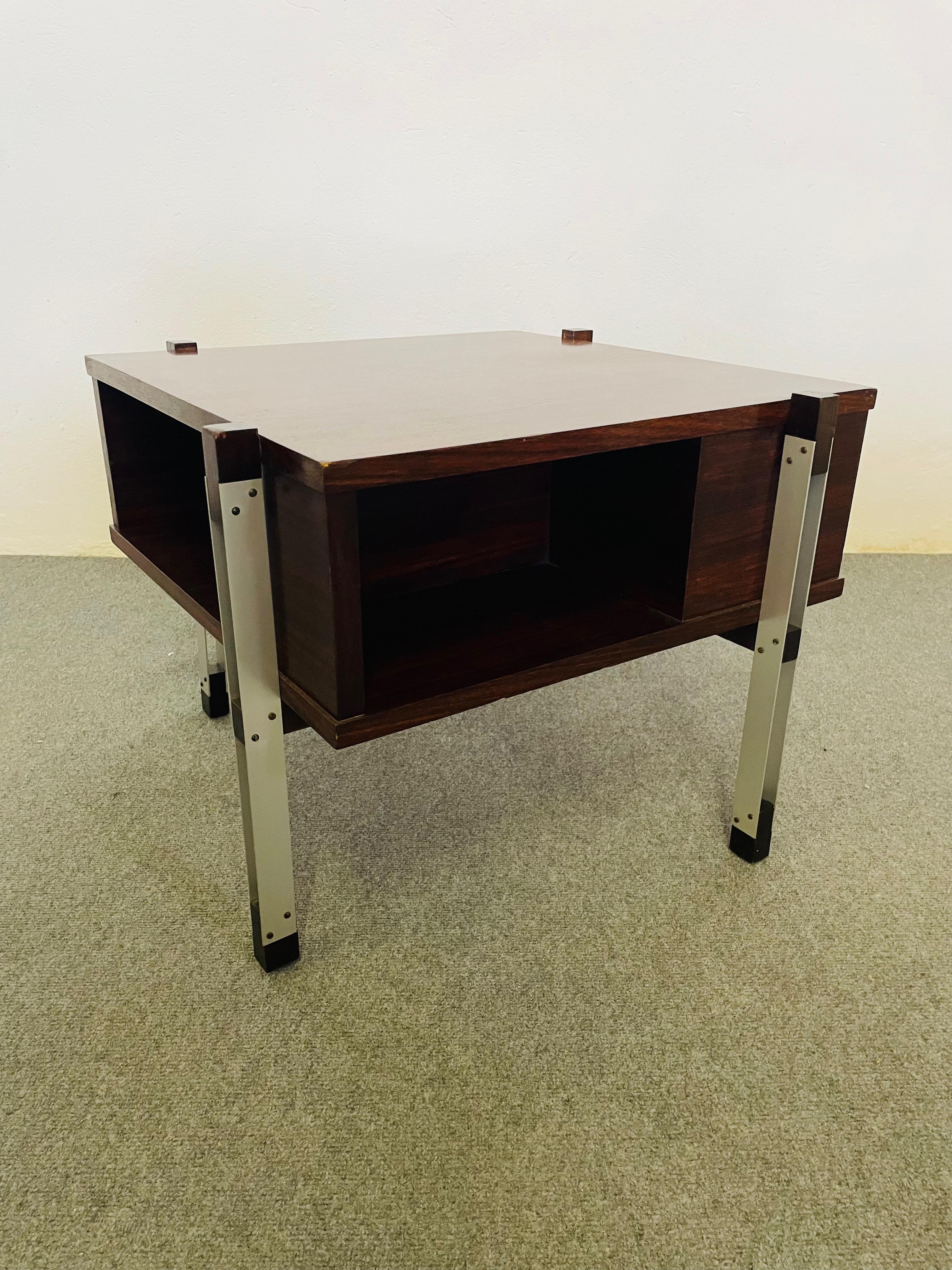 Bellissimo tavolino basso da soggiorno, con gambe in metallo e struttura centrale in legno, designer Ico Parisi, anni '60.
Tavolino in buone condizioni, presenti piccoli segni dovuti all'utilizzo e al tempo.
Presenta una piccola imperfezione