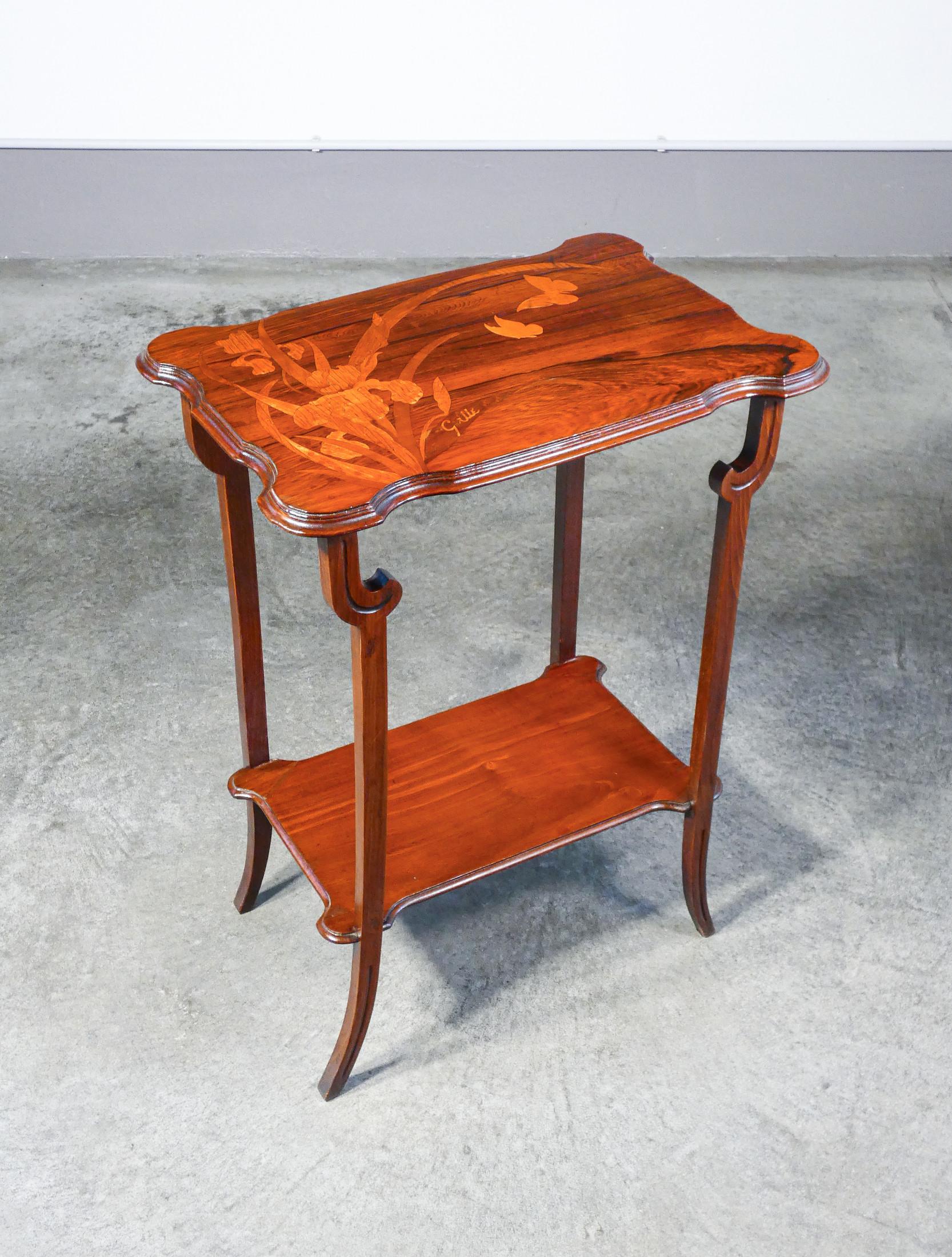Tavolino da té
Art Nouveau
firmato Émile GALLÉ,
in legno di noce
intarsiato.

ORIGINE
Francia

PERIODO
Secondo Ottocento

AUTORE
Émile GALLÉ è stato un artista francese, noto per il suo ruolo di figura chiave nell'arte del vetro e nel movimento
