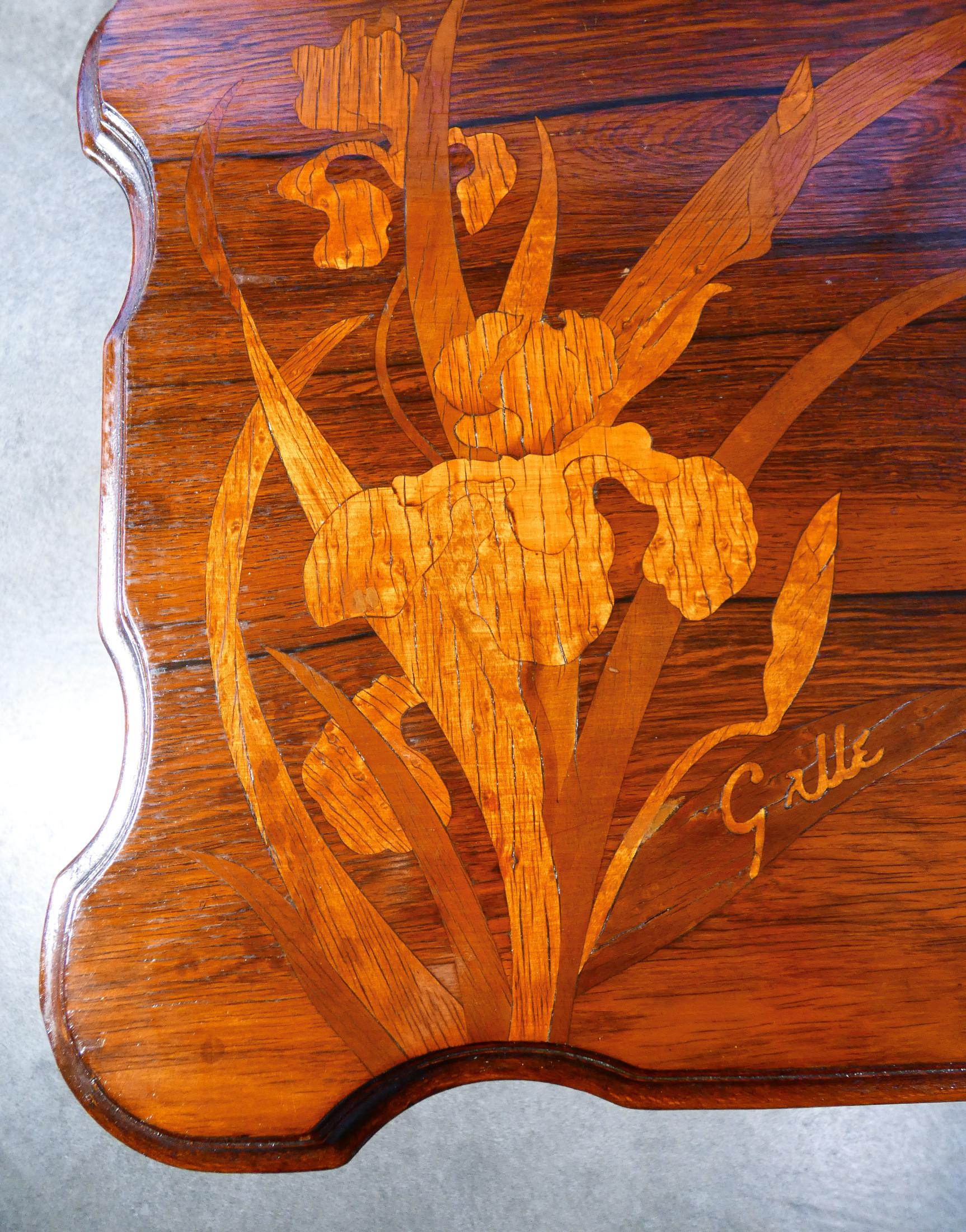 French Tavolino da té Art Nouveau firmato Émile GALLÉ, in legno intarsiato. Secondo 800