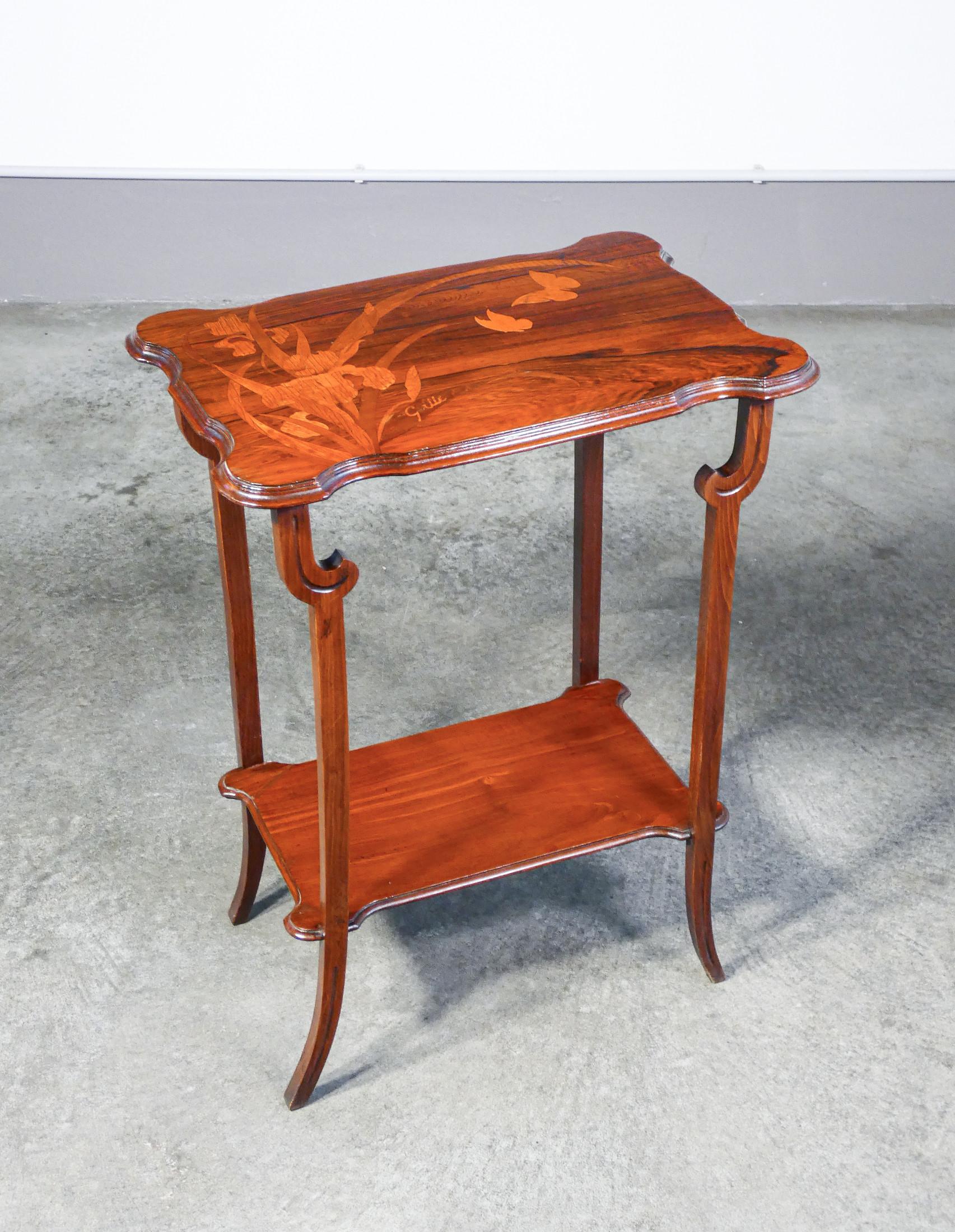 Incrusté Tavolino da té Art Nouveau firmato Émile GALLÉ, in legno intarsiato. Secondo 800