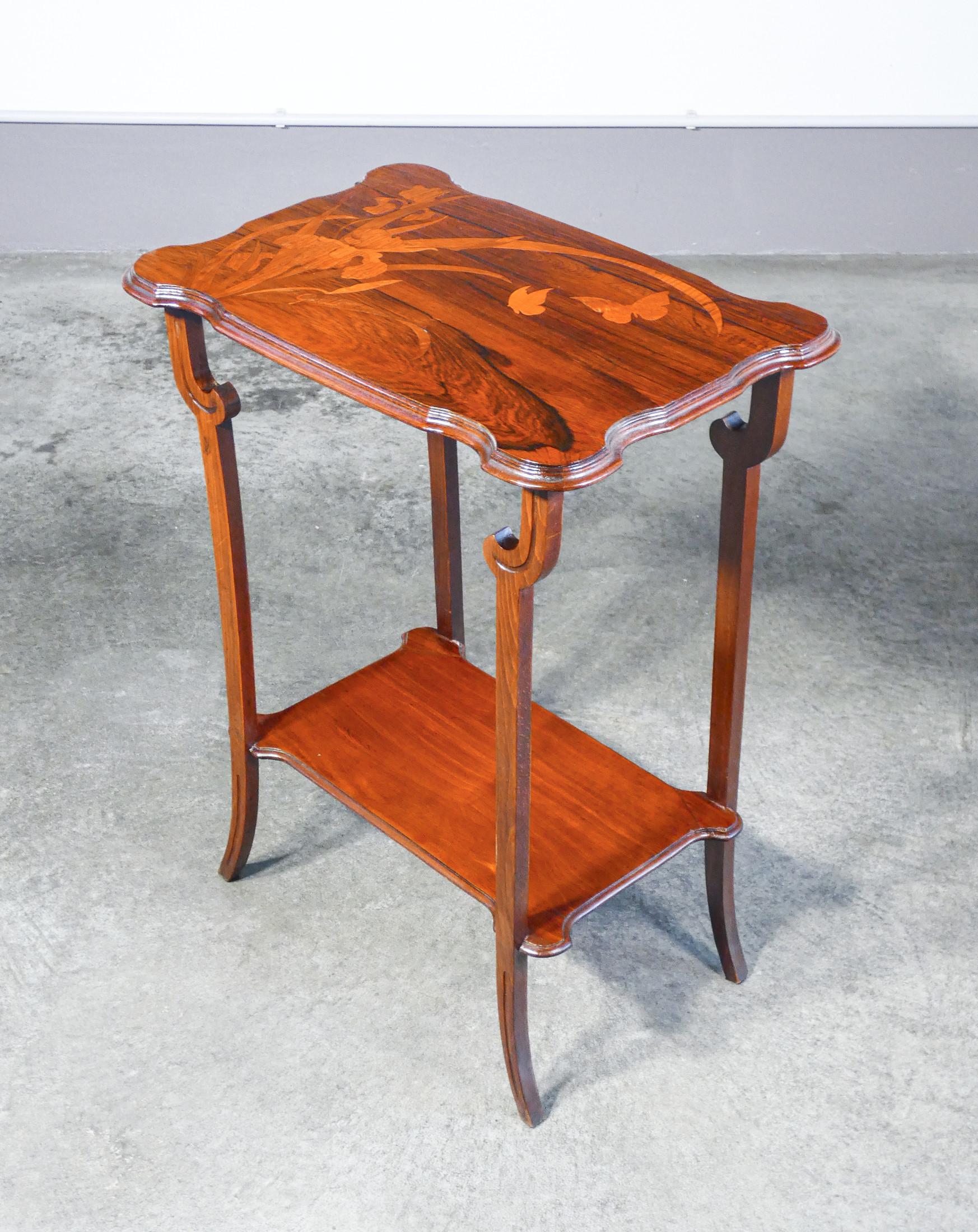 Wood Tavolino da té Art Nouveau firmato Émile GALLÉ, in legno intarsiato. Secondo 800