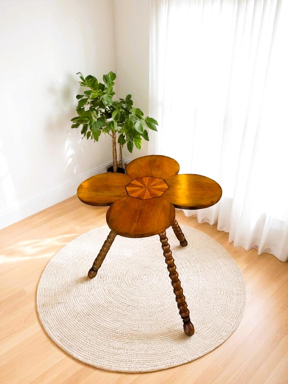 Tavolino antico a quadrifoglio in noce

Raro tavolino d’epoca (metà Ottocento) di dimensioni: diametro 74 cm – altezza 67 cm

Elegante e insolito tavolino realizzato in noce, risalente alla metà del XIX secolo. Il piano, di forma originale a