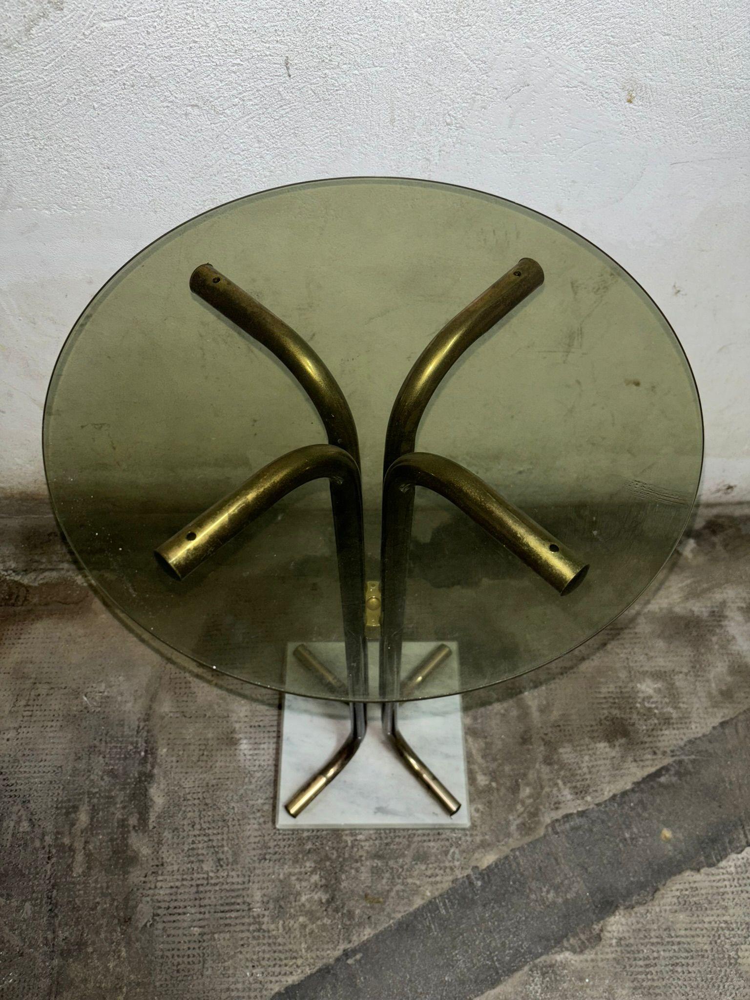 Late 20th Century Table basse design Maison Jansen en laiton et base en marbre des années 1970. en vente