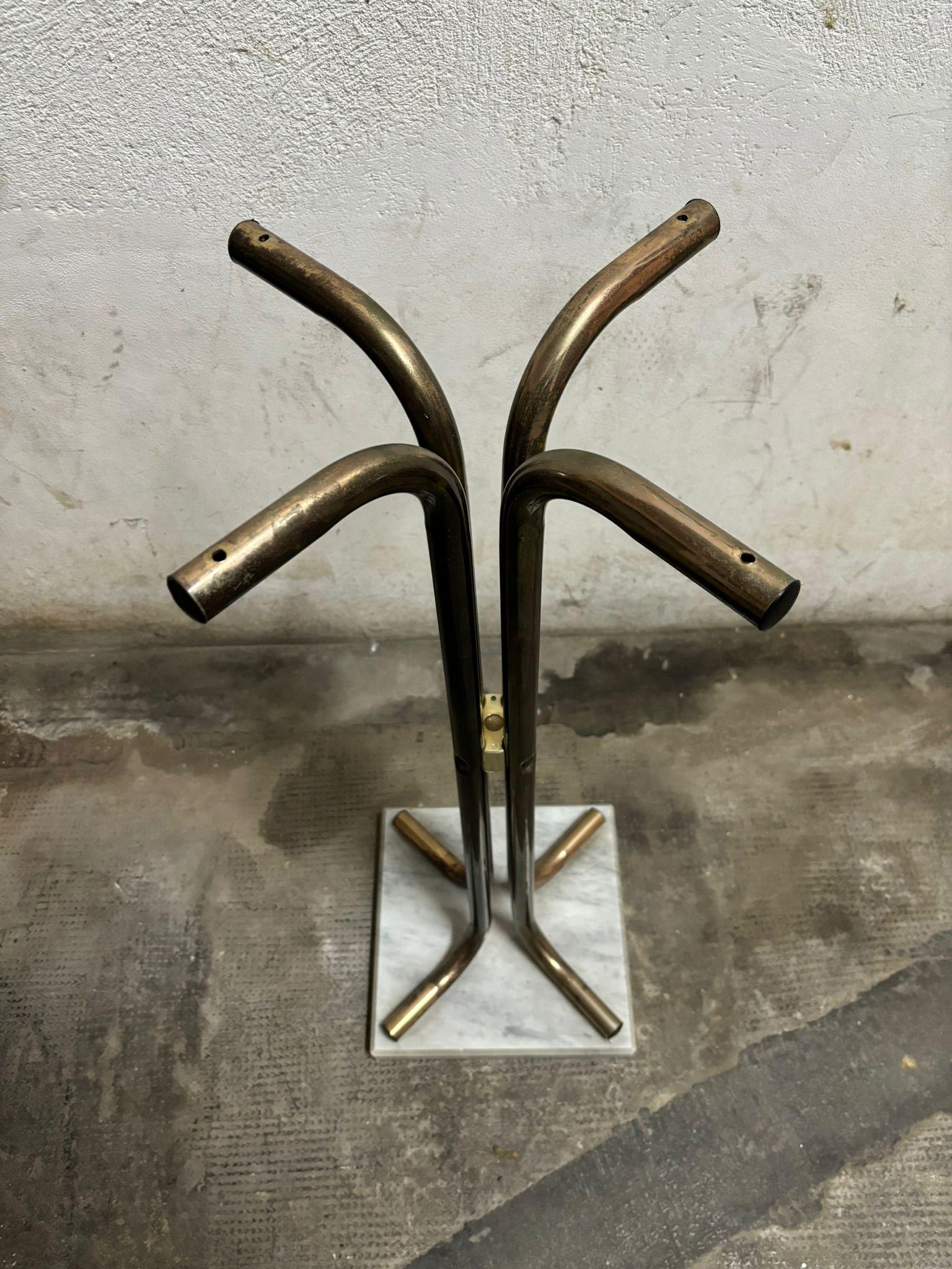 Laiton Table basse design Maison Jansen en laiton et base en marbre des années 1970. en vente
