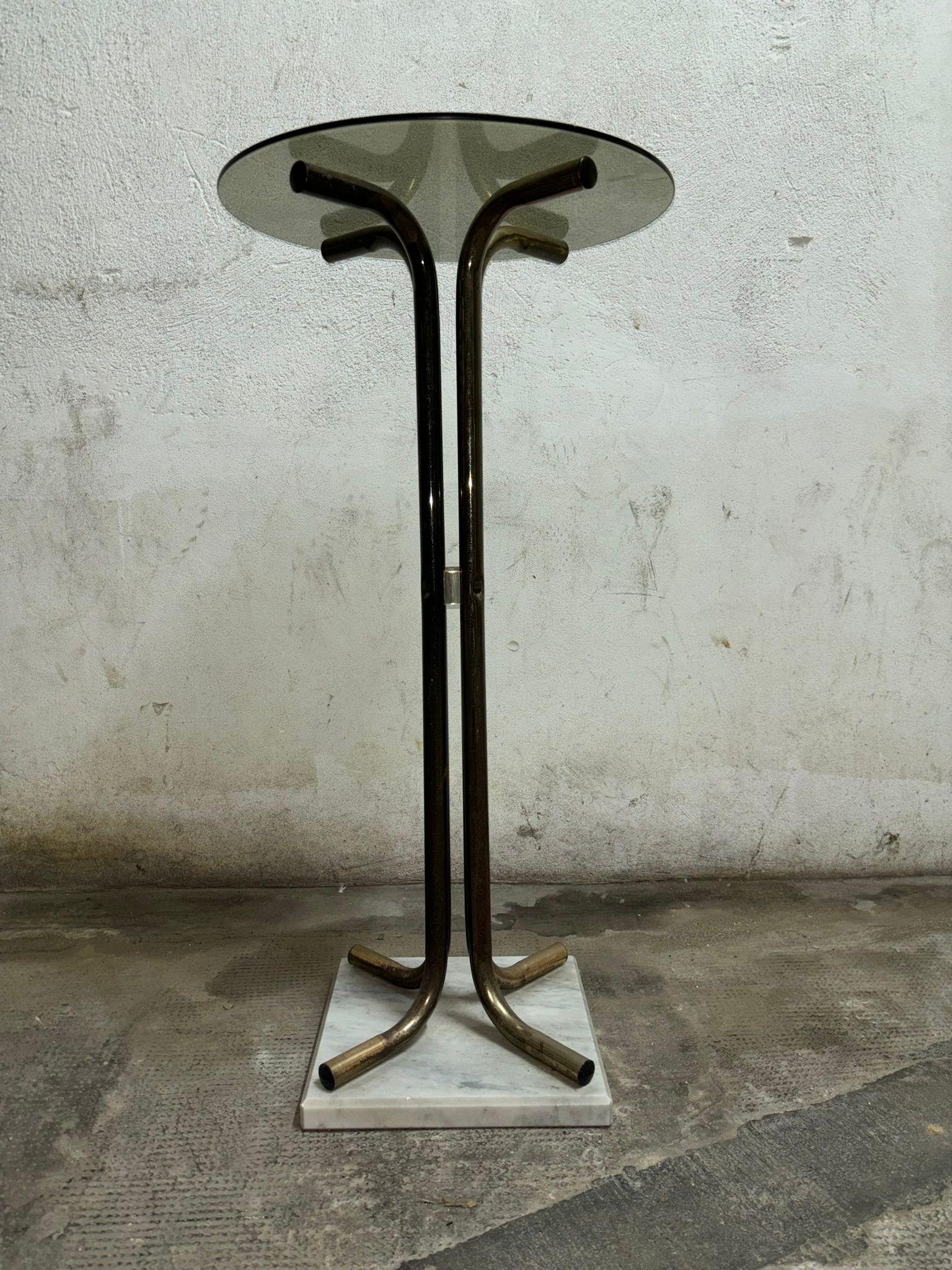 Petite table (un peu défraîchie) Petite table au design raffiné, composée d'un piètement en métal doré qui, bien que présentant de légers signes d'usure, conserve son charme vintage. La structure centrale se distingue par un pied en pierre dure avec