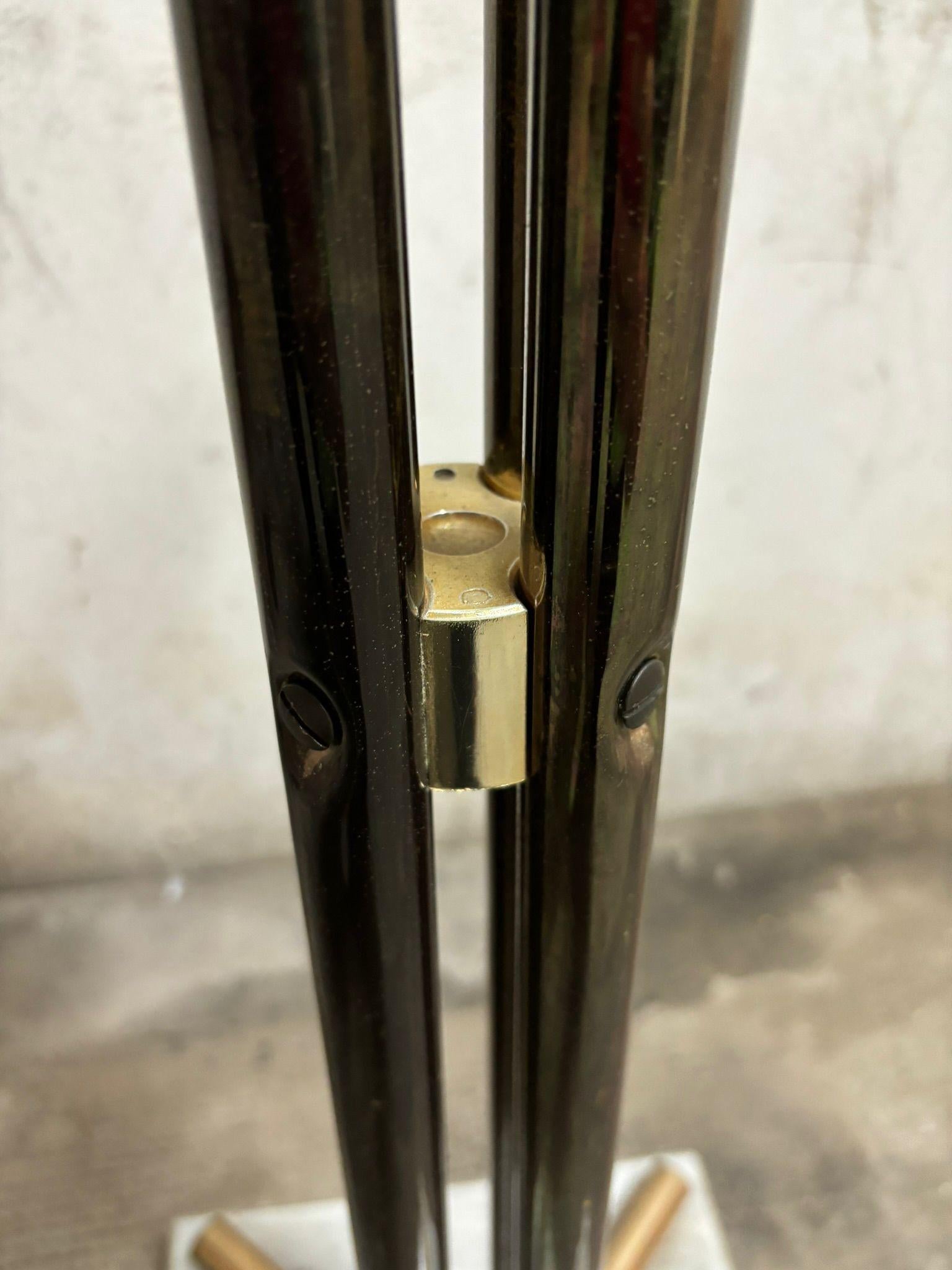 Mid-Century Modern Table basse design Maison Jansen en laiton et base en marbre des années 1970. en vente