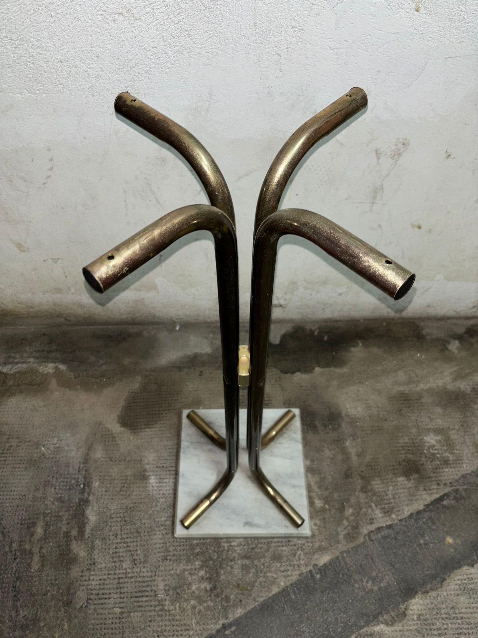 Table basse design Maison Jansen en laiton et base en marbre des années 1970. Bon état - En vente à Palermo, IT