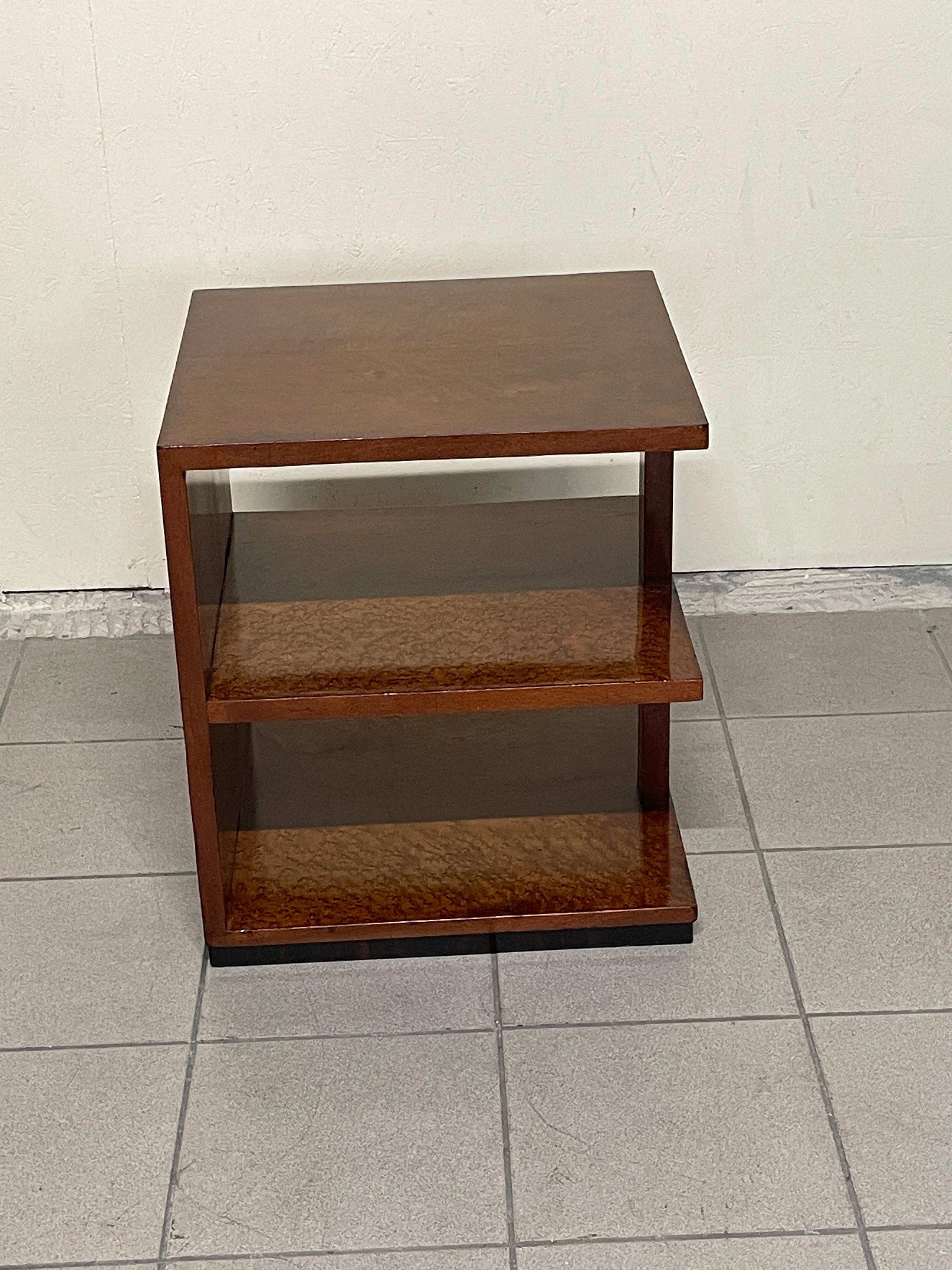 Tavolino da appoggio o da divano art decò risalente agli anni '40 in radica di olmo.

Considerata la sua struttura a ripiani può avere anche la funzione di piccola libreria.

Finitura molto elegante nella sua totale sobrietà e