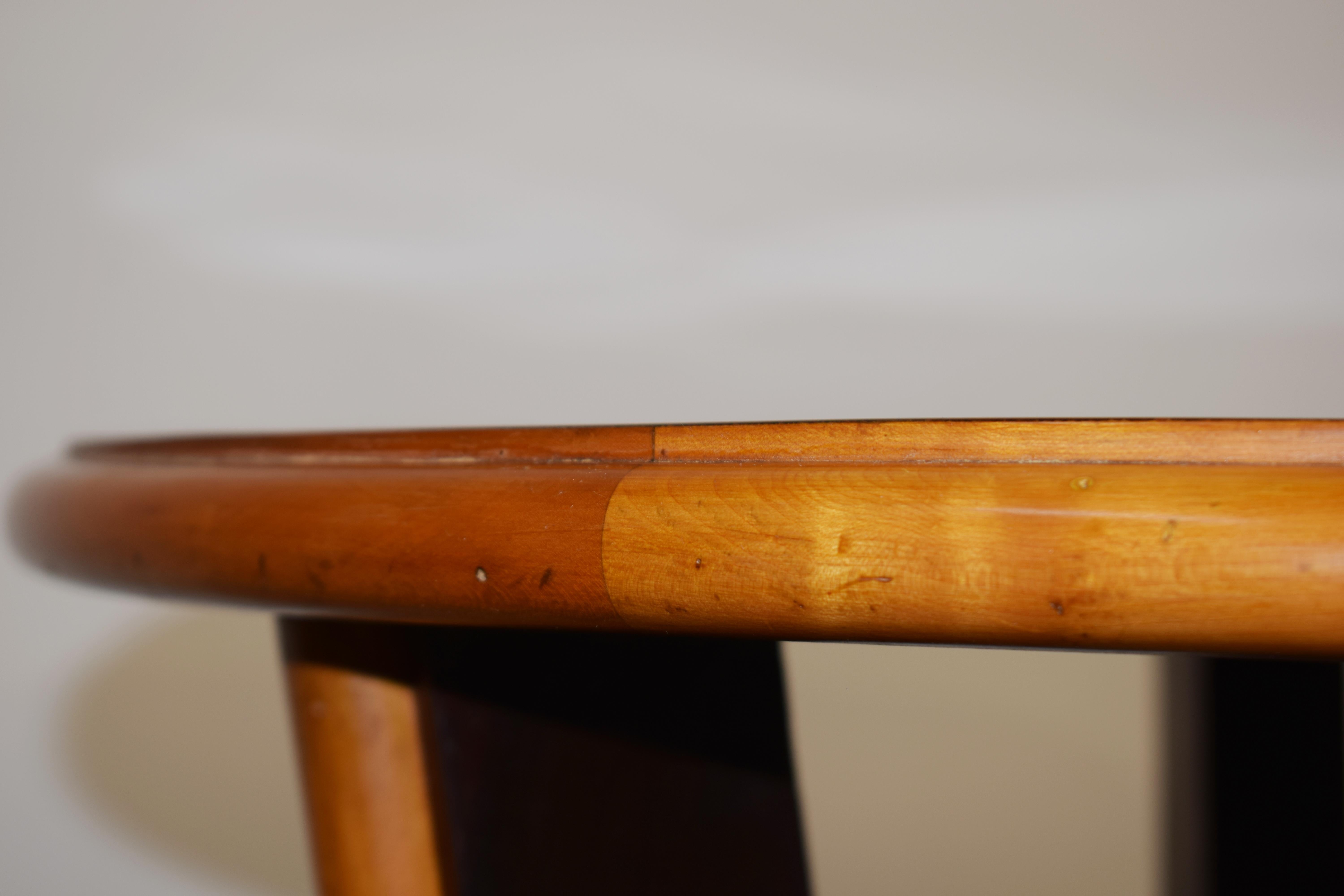 Elegante tavolino circolare da salotto, composto da legni vari e piano in cristallo specchiato con incisioni.
Produzione italiana della prima metà degli anni '40, in pieno stile decò.
Legno in ottime condizioni, recentemente restaurato, cristallo