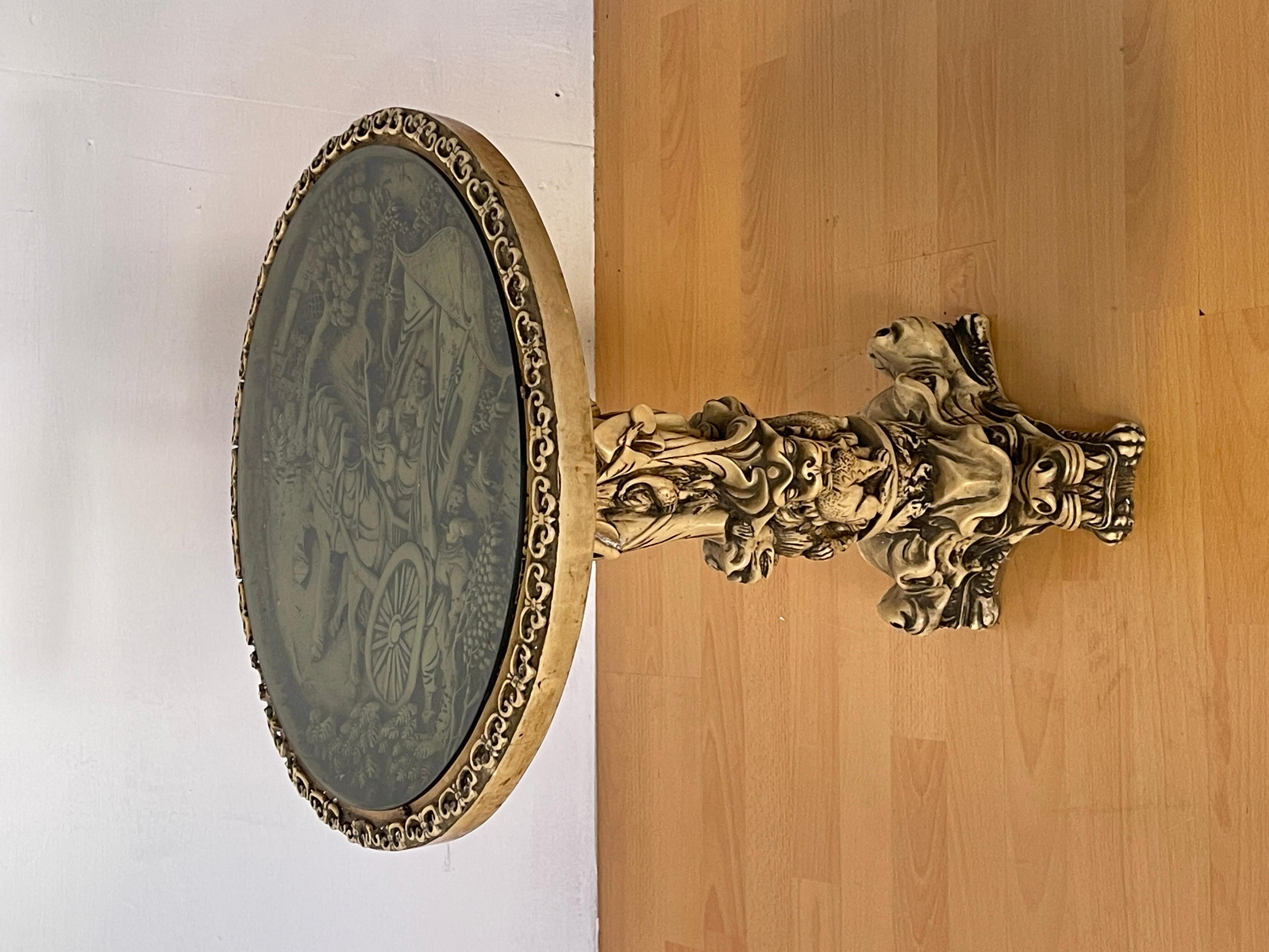 Rinascimento Tavolino Decorativo con Base a Dragone e Piano Inciso in vendita