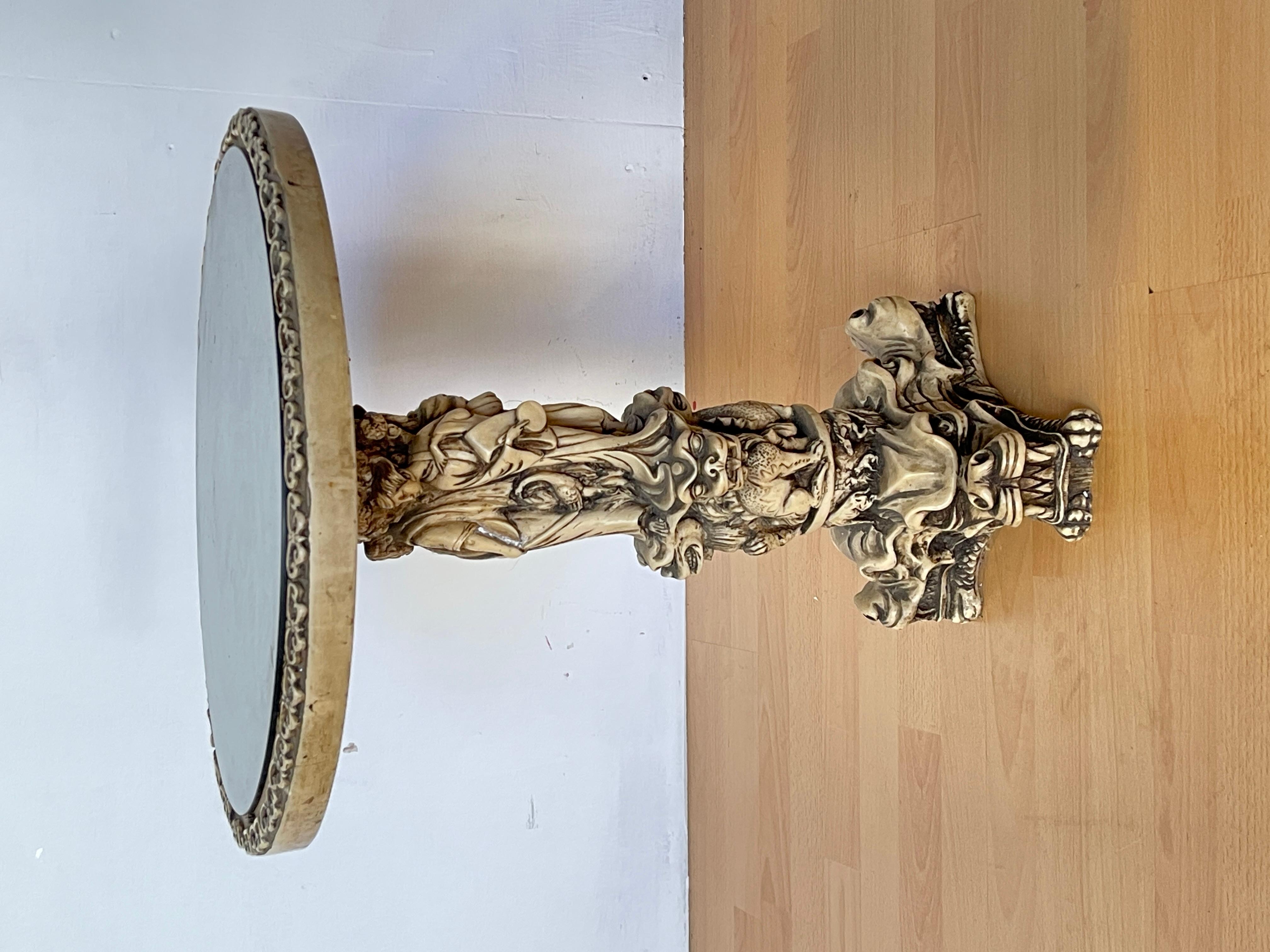 East Asian Tavolino Decorativo con Base a Dragone e Piano Inciso in vendita