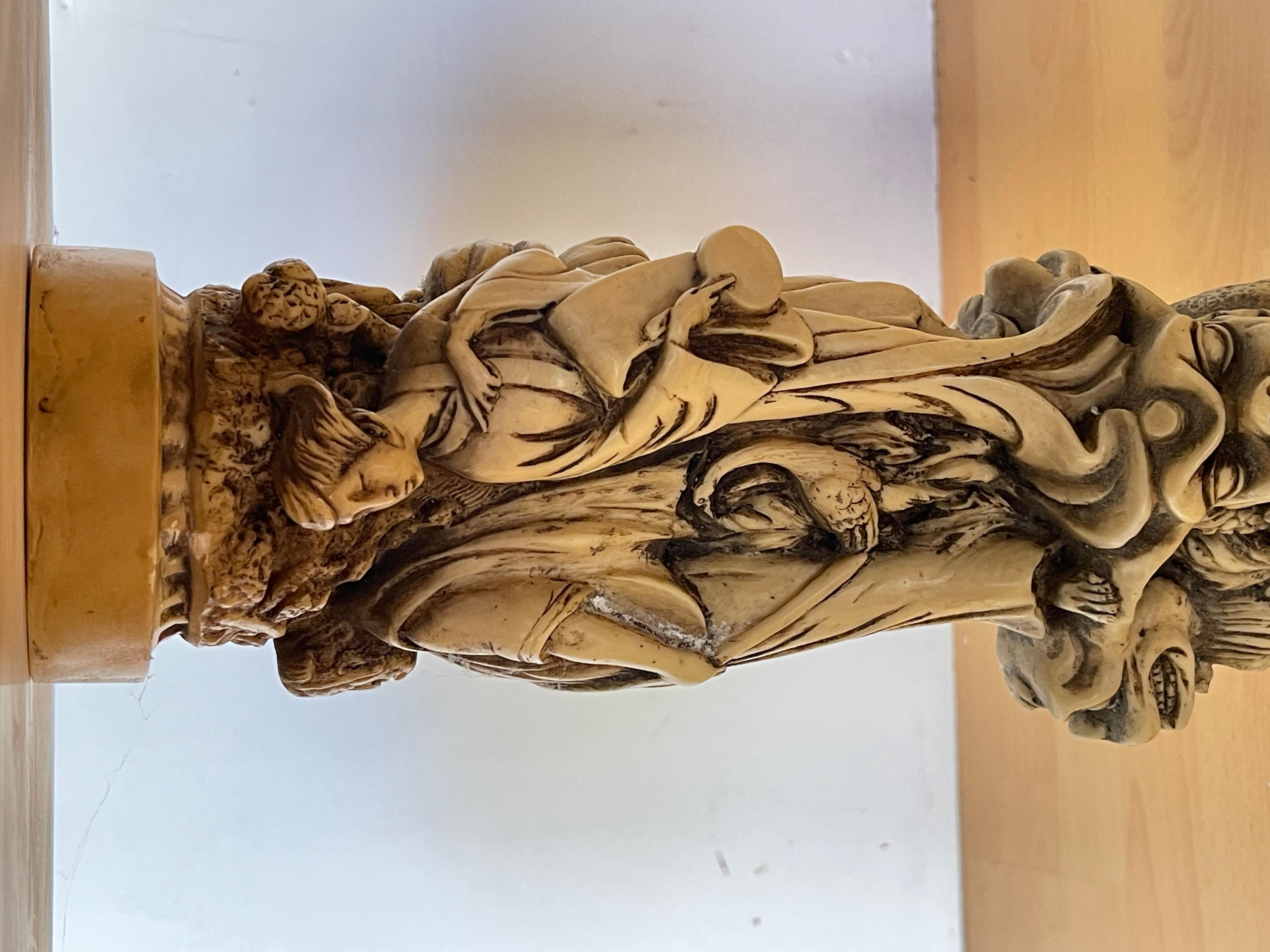 Fatto a mano Tavolino Decorativo con Base a Dragone e Piano Inciso in vendita