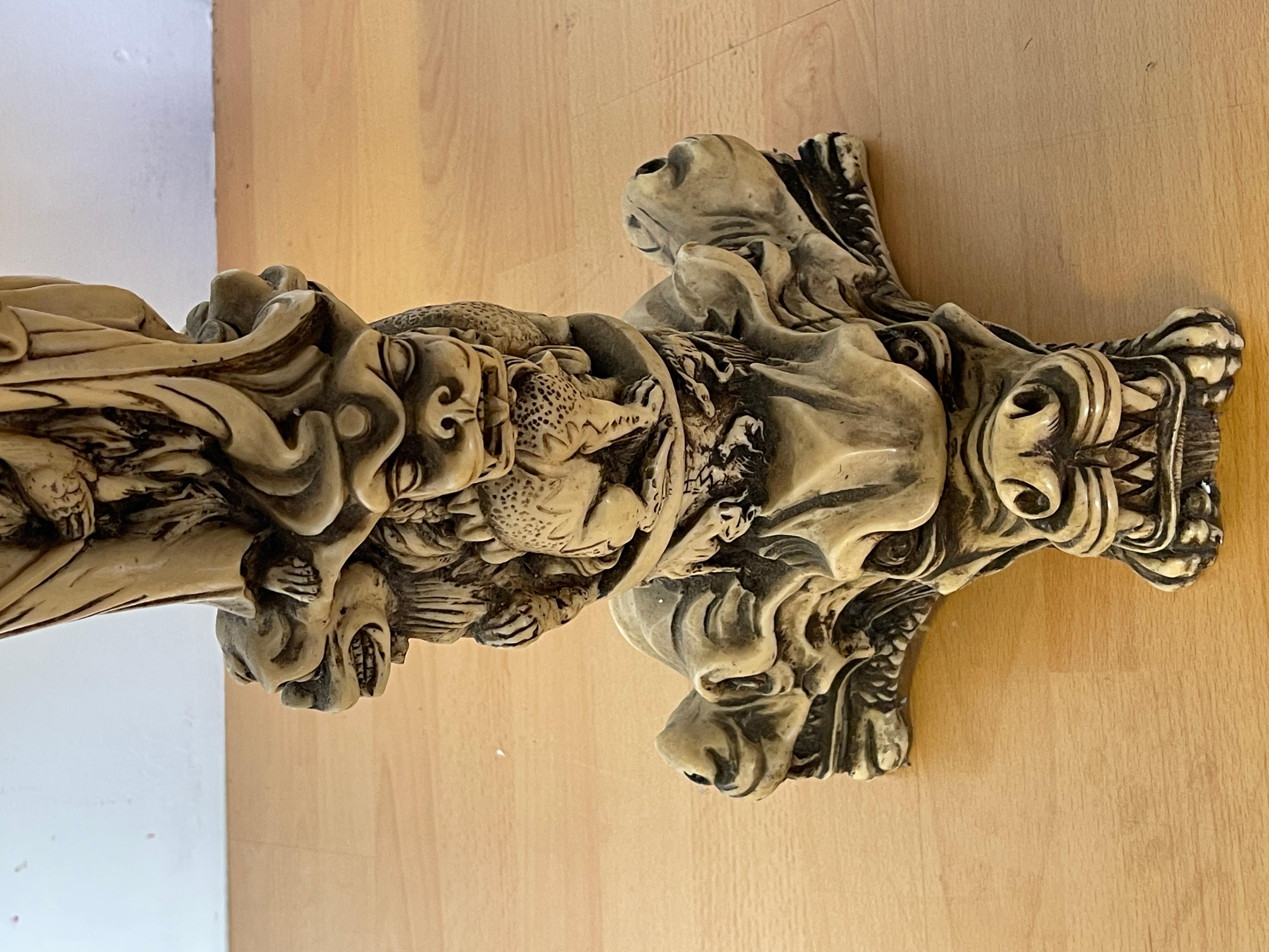 Tavolino Decorativo con Base a Dragone e Piano Inciso In condizioni buone in vendita a Cantù, IT