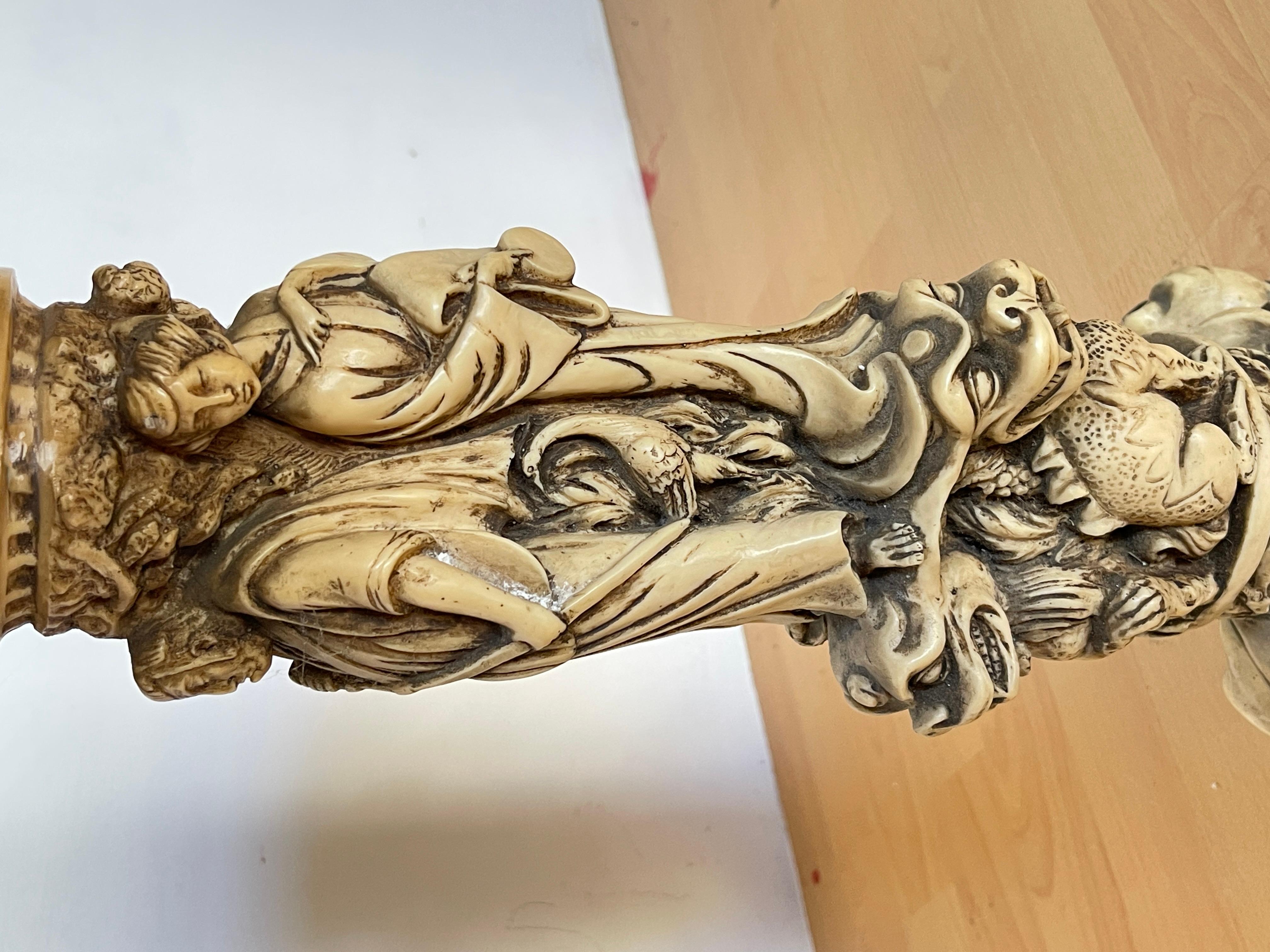 20th Century Tavolino Decorativo con Base a Dragone e Piano Inciso in vendita