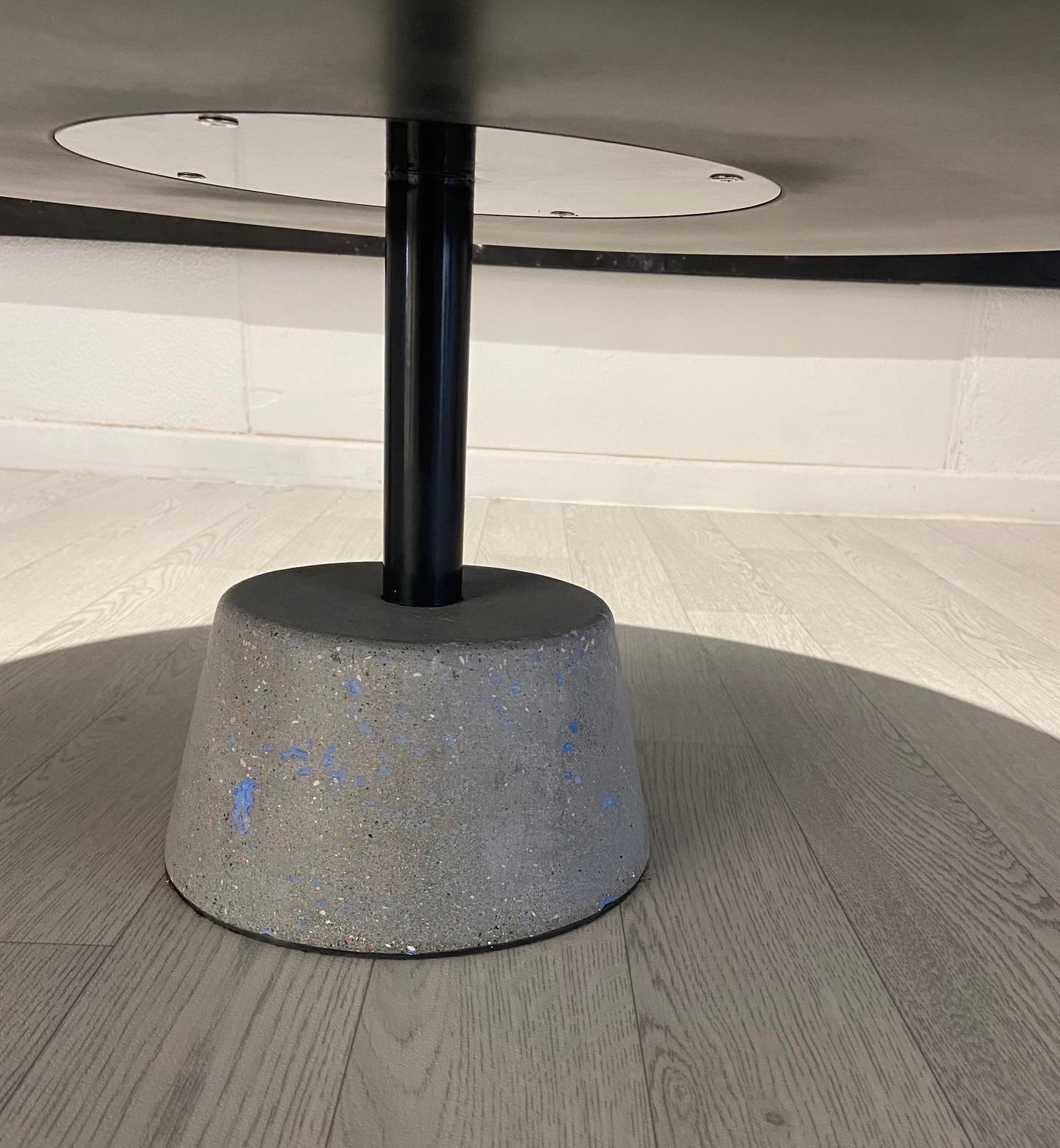 Periodo contemporaneo Tavolino Base Ferro e Cemento Top Decorato a Mano in Italia da Cupioli in vendita