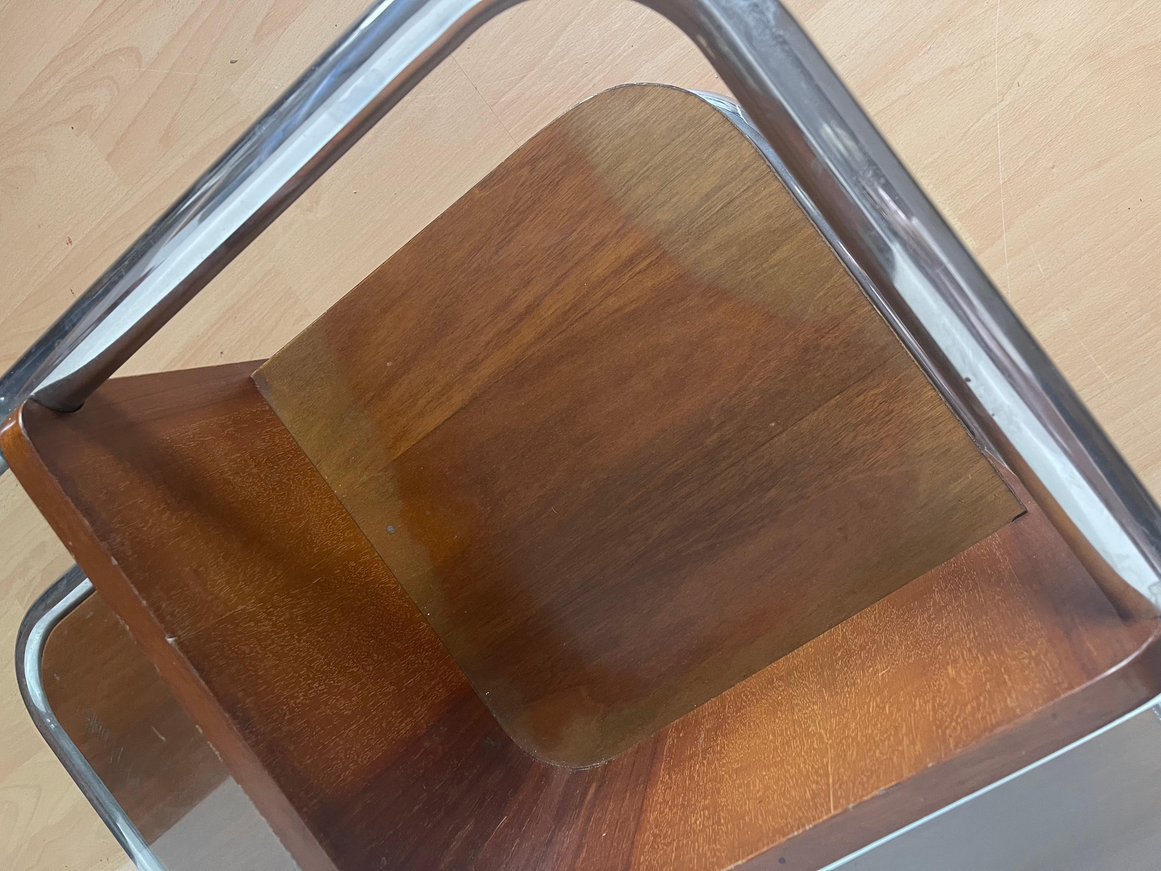 Tavolino di design italiano in legno e vetro degli anni '70 Otro en venta