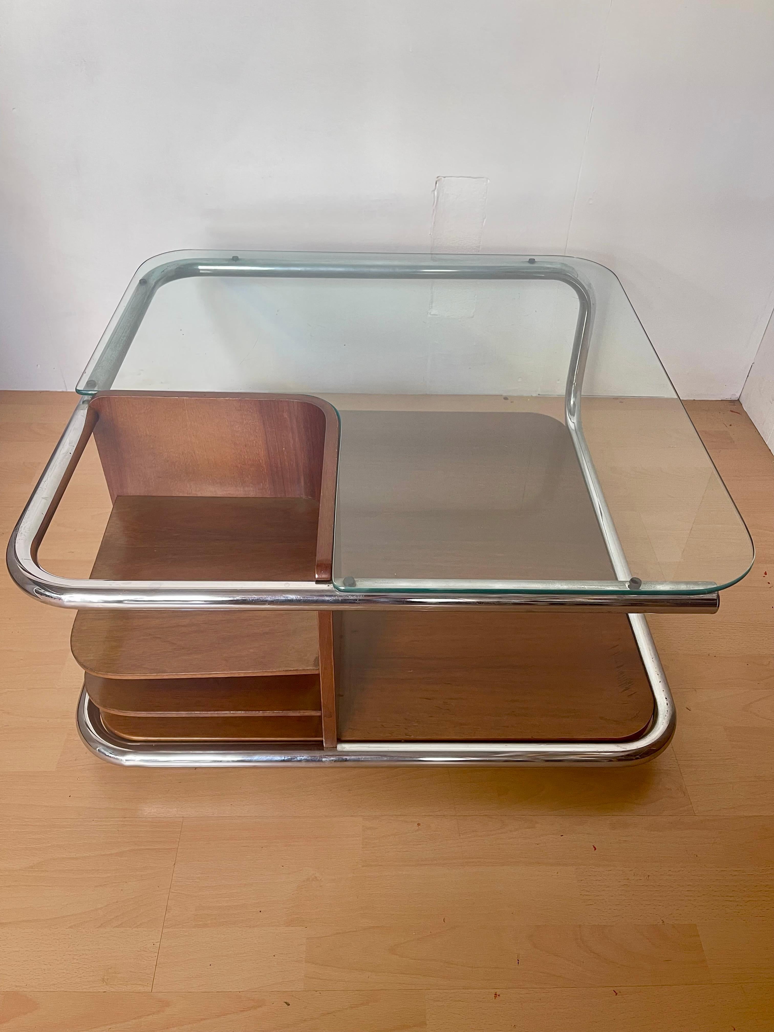 Tavolino di design italiano in legno e vetro degli anni '70 Otro en venta