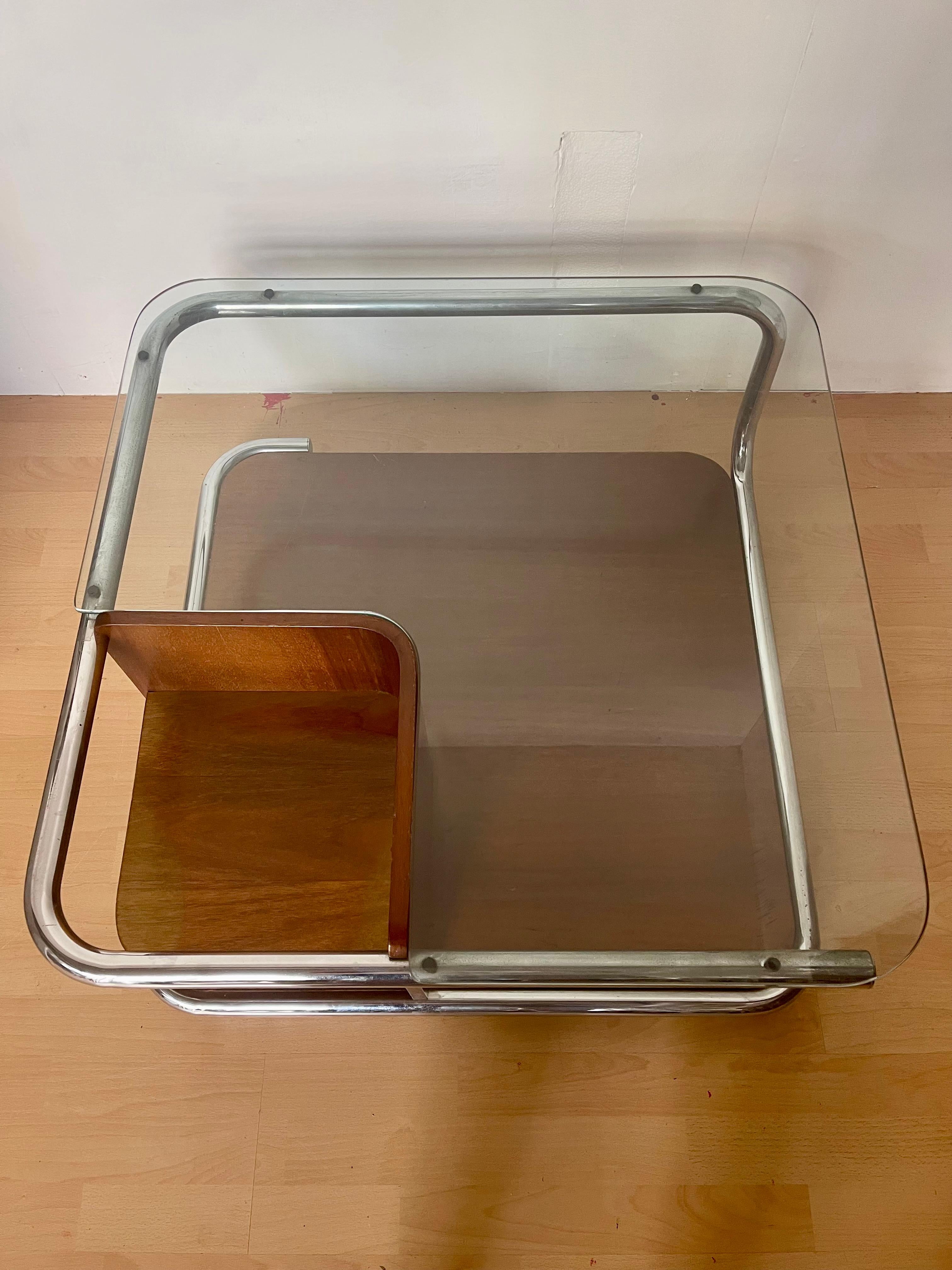Tavolino di design italiano in legno e vetro degli anni '70 20th Century en venta