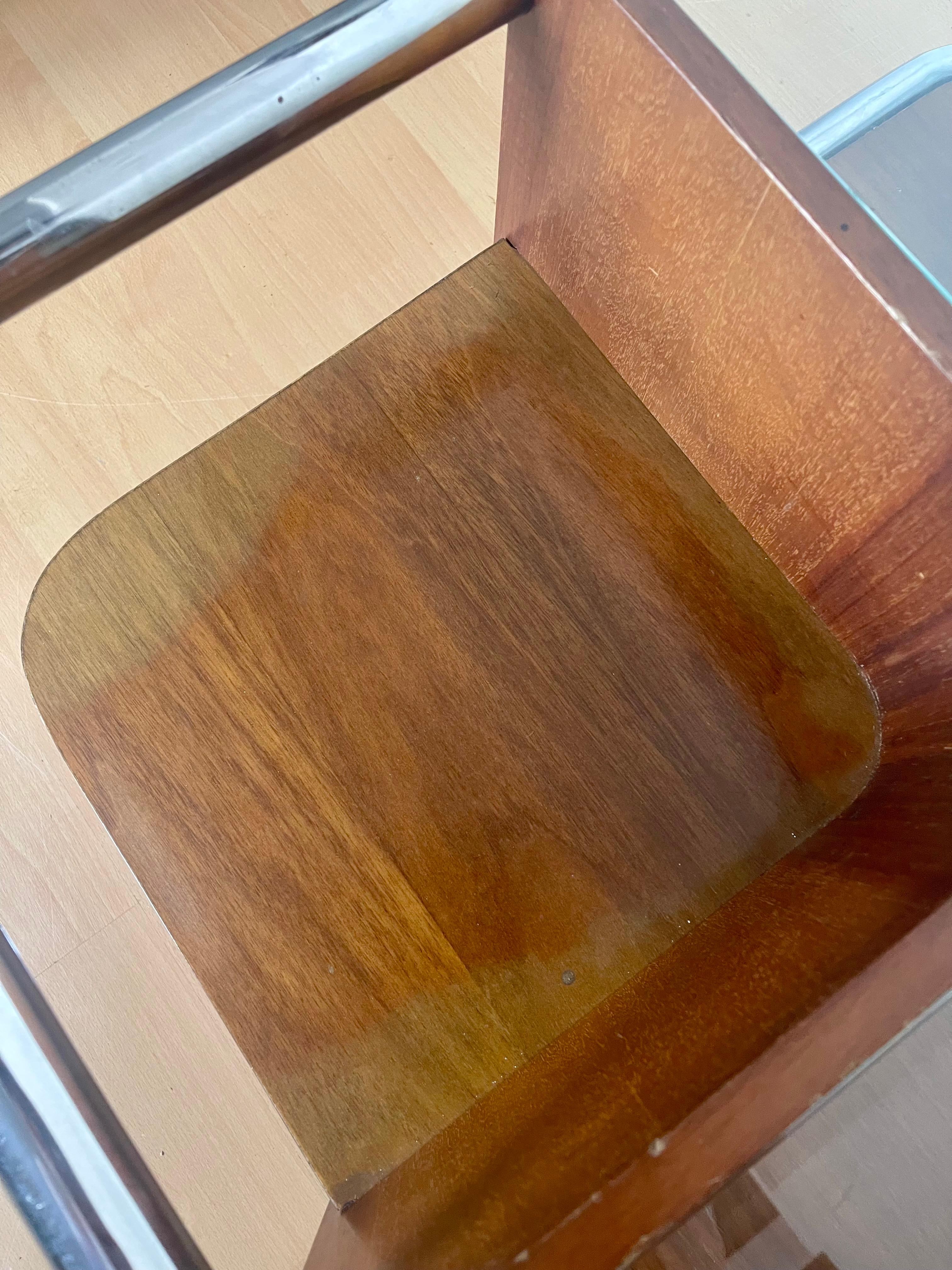 Tavolino di design italiano in legno e vetro degli anni '70 Vidrio en venta