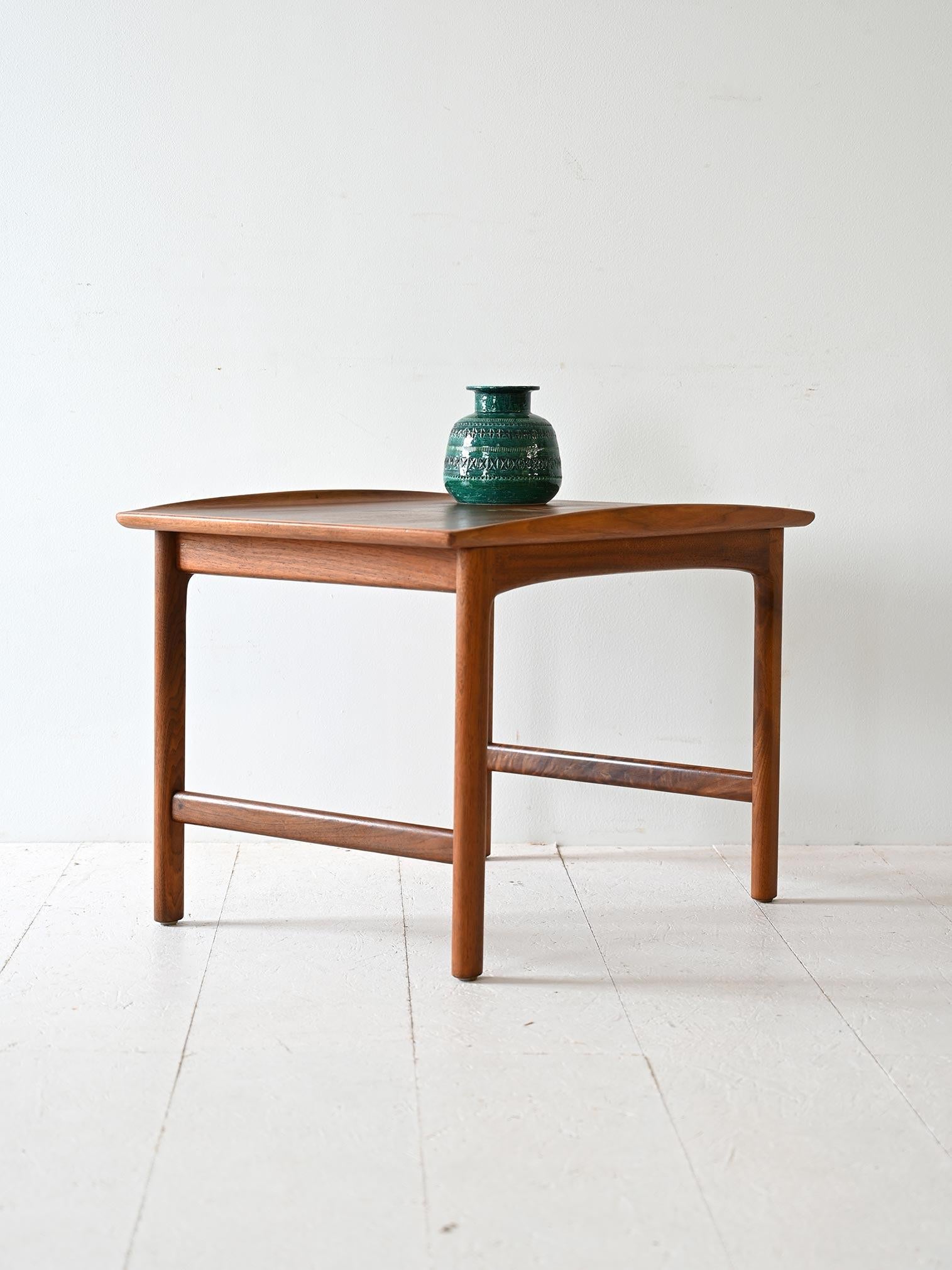 Table basse vintage de Folke Ohlsson au design scandinave des années 1960. Il se distingue par la forme de son plateau, dont le bord est légèrement surélevé et incurvé. 

Leurs lignes minimalistes et modernes en font des meubles d'une élégance