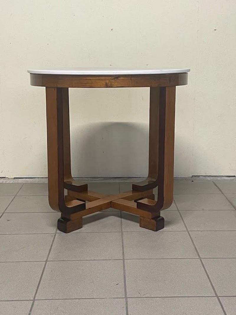 Art Déco Tavolino di servizio Art Decò in legno di noce e top in marmo in vendita