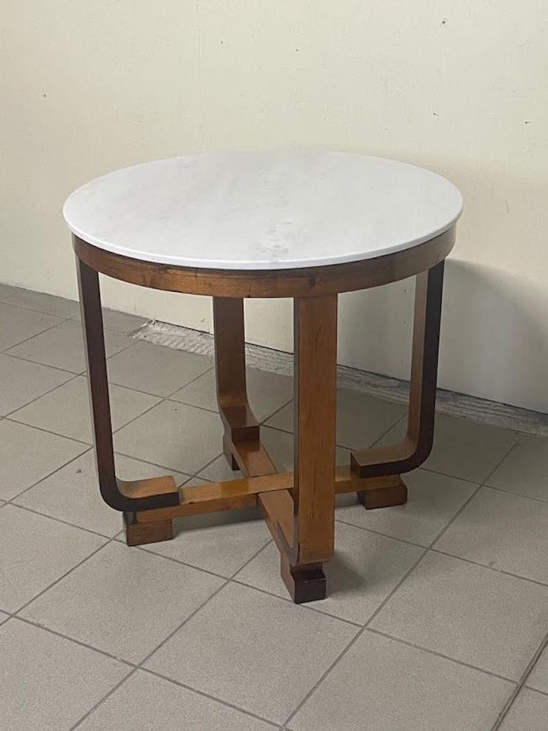 Italian Tavolino di servizio Art Decò in legno di noce e top in marmo in vendita