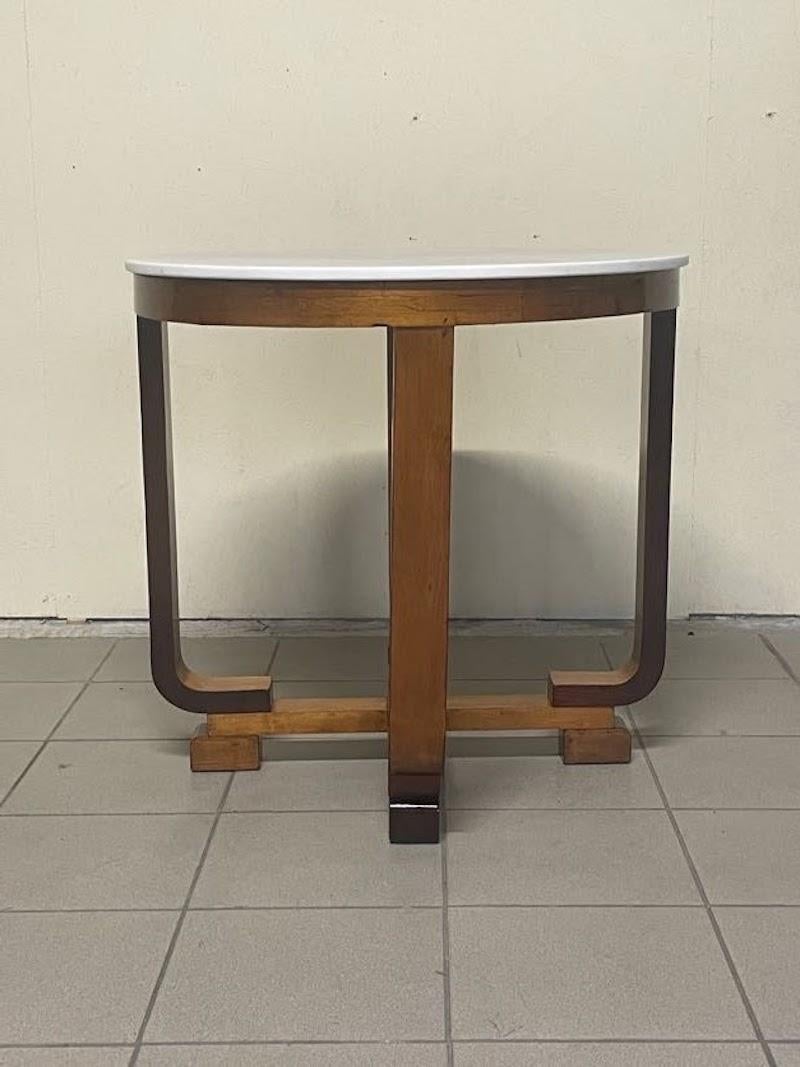 Mid-20th Century Tavolino di servizio Art Decò in legno di noce e top in marmo in vendita