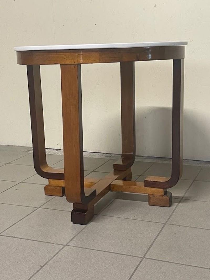 Marmo Tavolino di servizio Art Decò in legno di noce e top in marmo in vendita