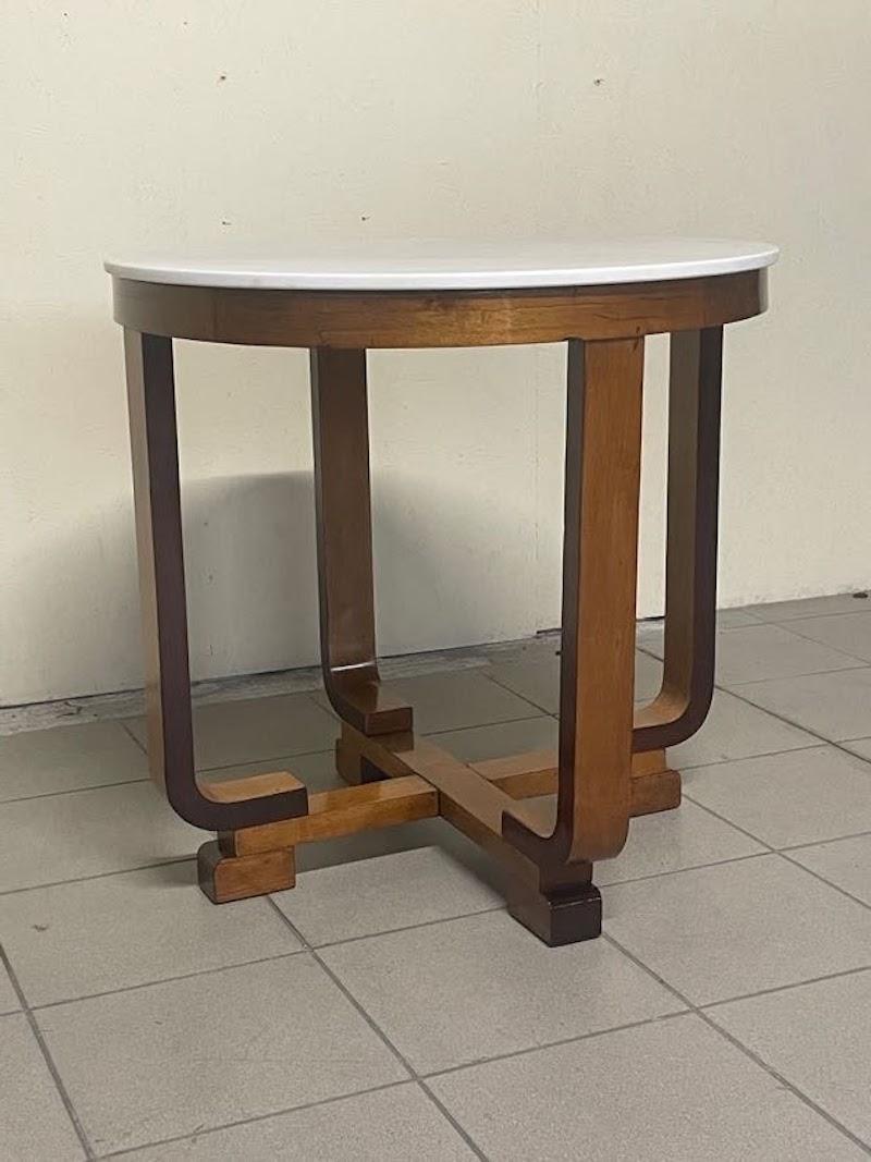 Tavolino di servizio Art Decò in legno di noce e top in marmo in vendita 1