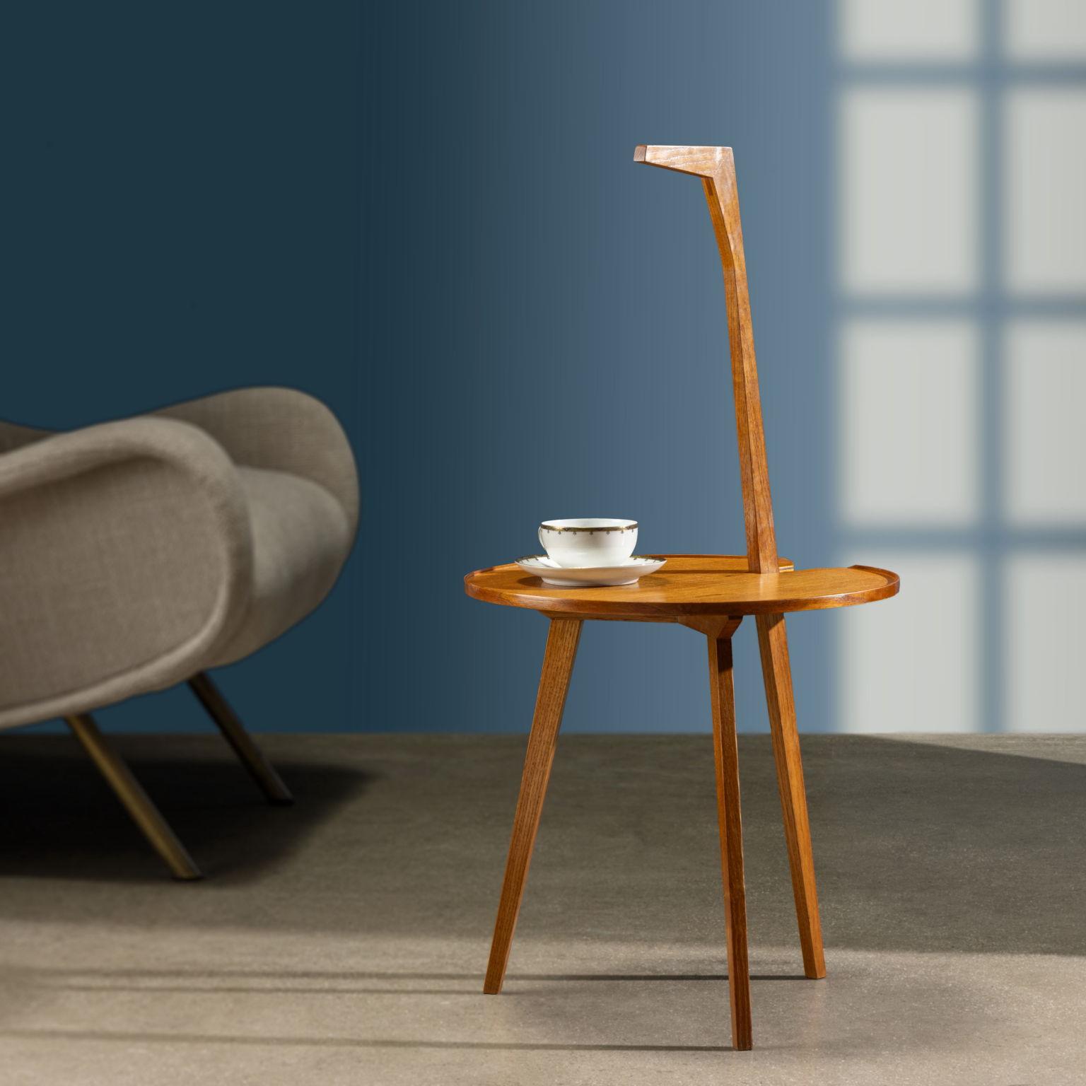Iconico tavolino/servomuto modello 'Cicognino' disegnato da Franco Albini e prodotto a partire dagli anni '50 da Poggi. Una delle tre esili gambe si allunga per diventare “manico-becco”, rendendo agevole il trasporto dell'oggetto. Il piano di