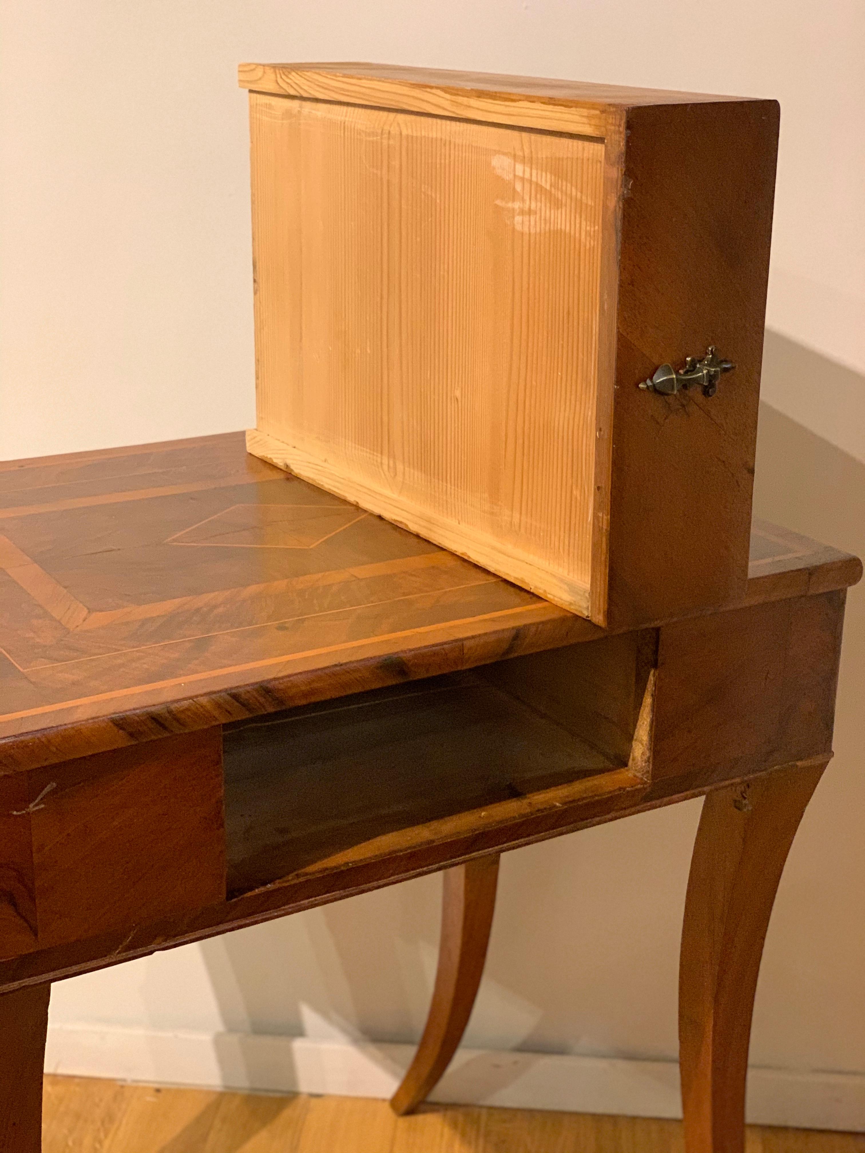 Petite table basse italienne du 18e siècle en vente 1