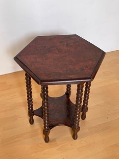 Table basse hexagonale en bois sculpté avec pieds tournés