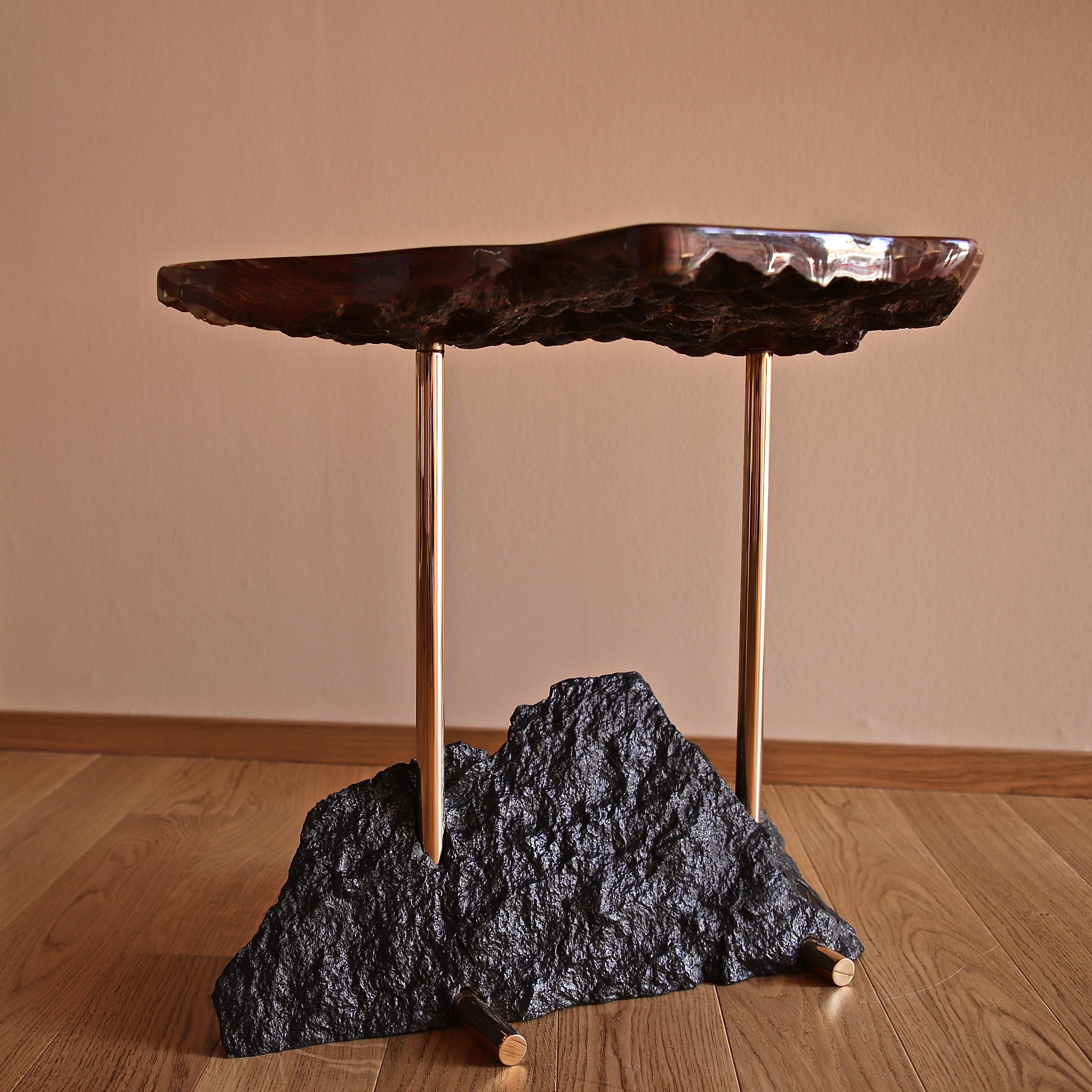Fait main Tavolino Fenicottero en onice fantastique, gambe en bronze, base en pietra lavica en vente